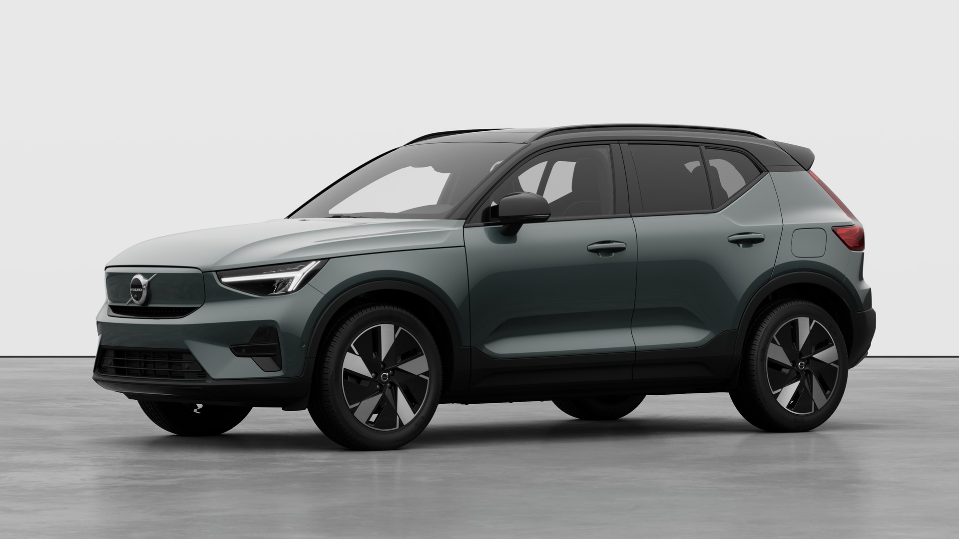 Extérieur d’une Volvo vue de trois quarts, arrière-plan uni d’un studio.