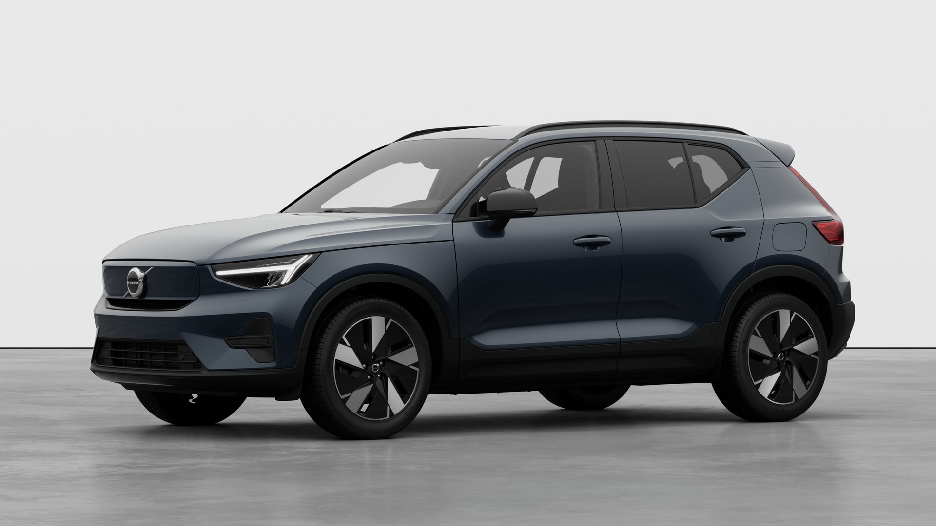 Extérieur d’une Volvo vue de trois quarts, arrière-plan uni d’un studio.