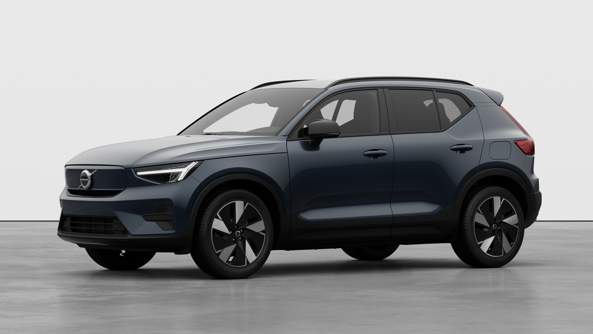 Extérieur d’une Volvo vue de trois quarts, arrière-plan uni d’un studio.