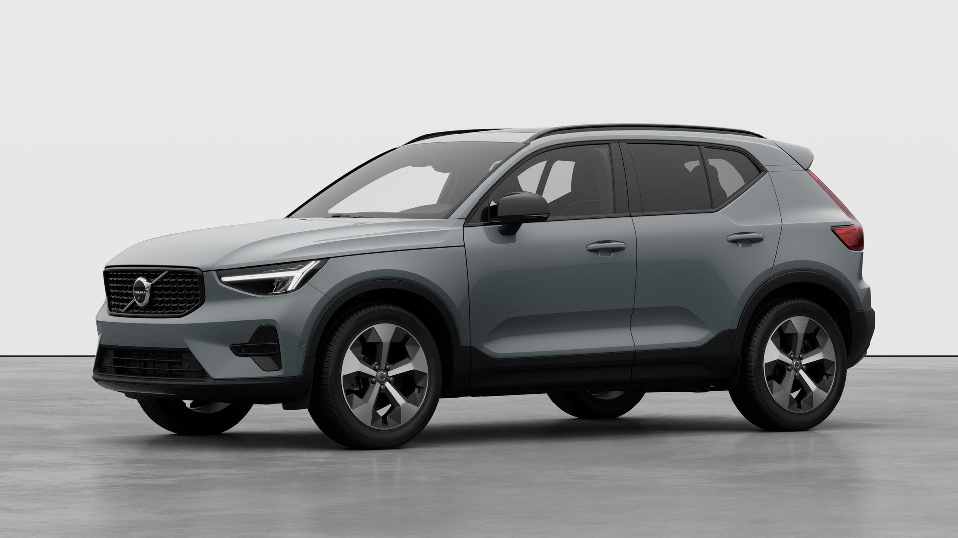 Extérieur d’une Volvo vue de trois quarts, arrière-plan uni d’un studio.