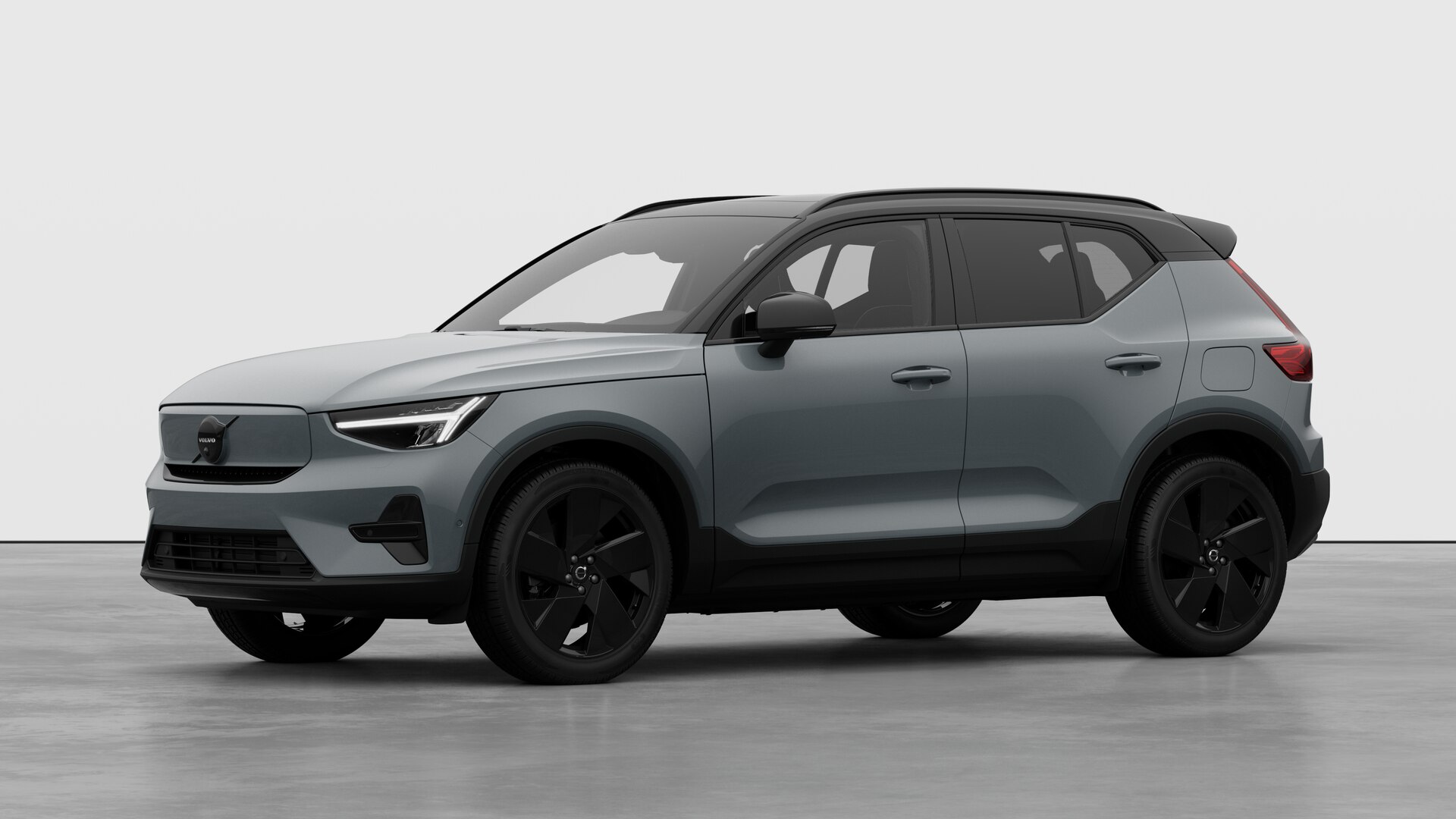 Extérieur d’une Volvo vue de trois quarts, arrière-plan uni d’un studio.
