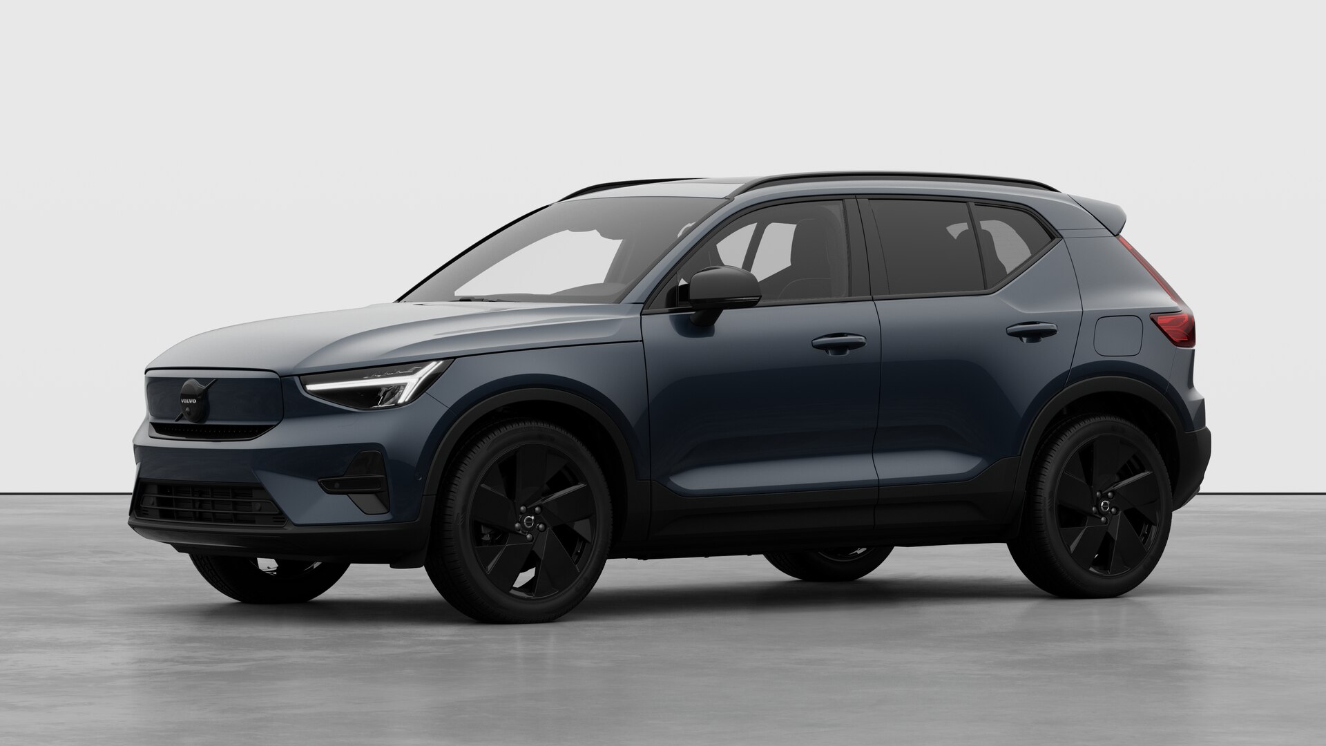 Extérieur d’une Volvo vue de trois quarts, arrière-plan uni d’un studio.