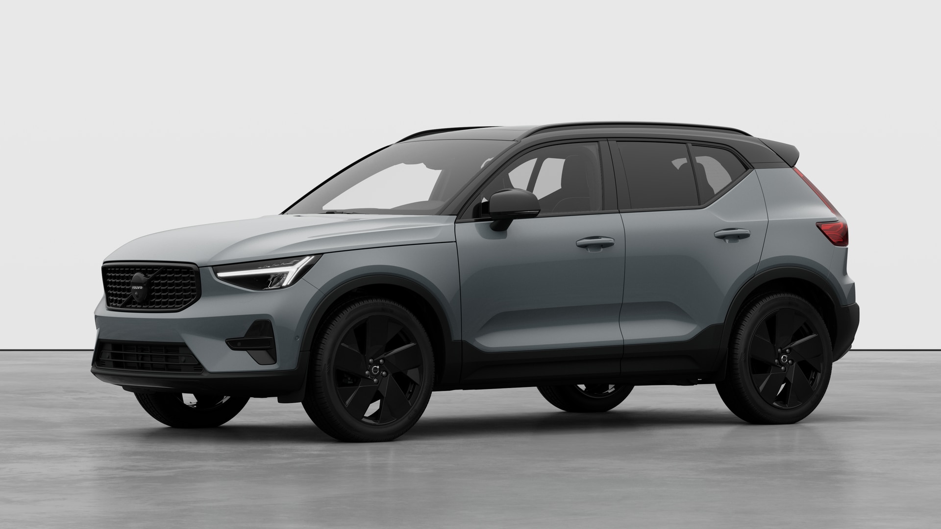 Extérieur d’une Volvo vue de trois quarts, arrière-plan uni d’un studio.