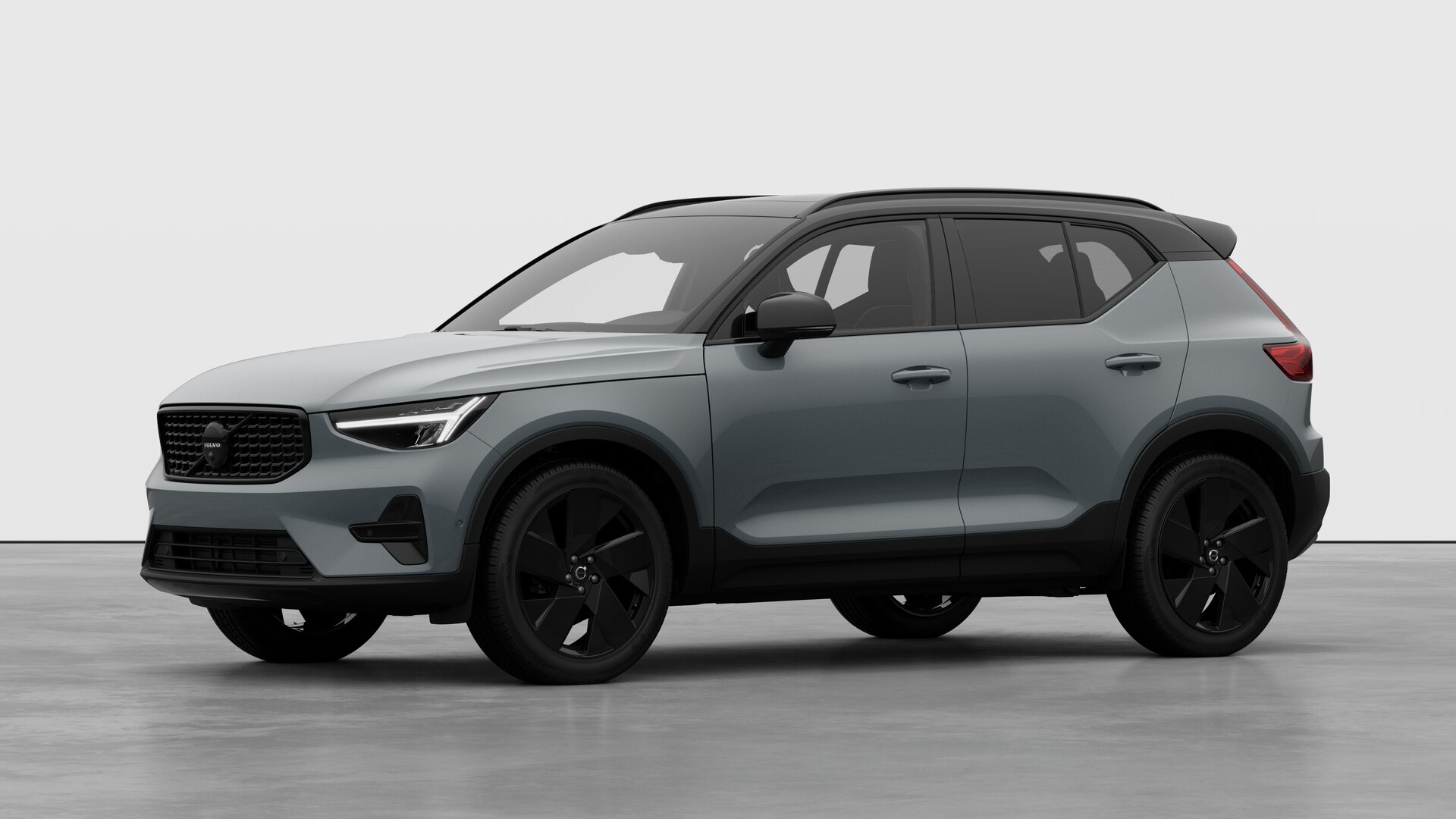 Extérieur d’une Volvo vue de trois quarts, arrière-plan uni d’un studio.
