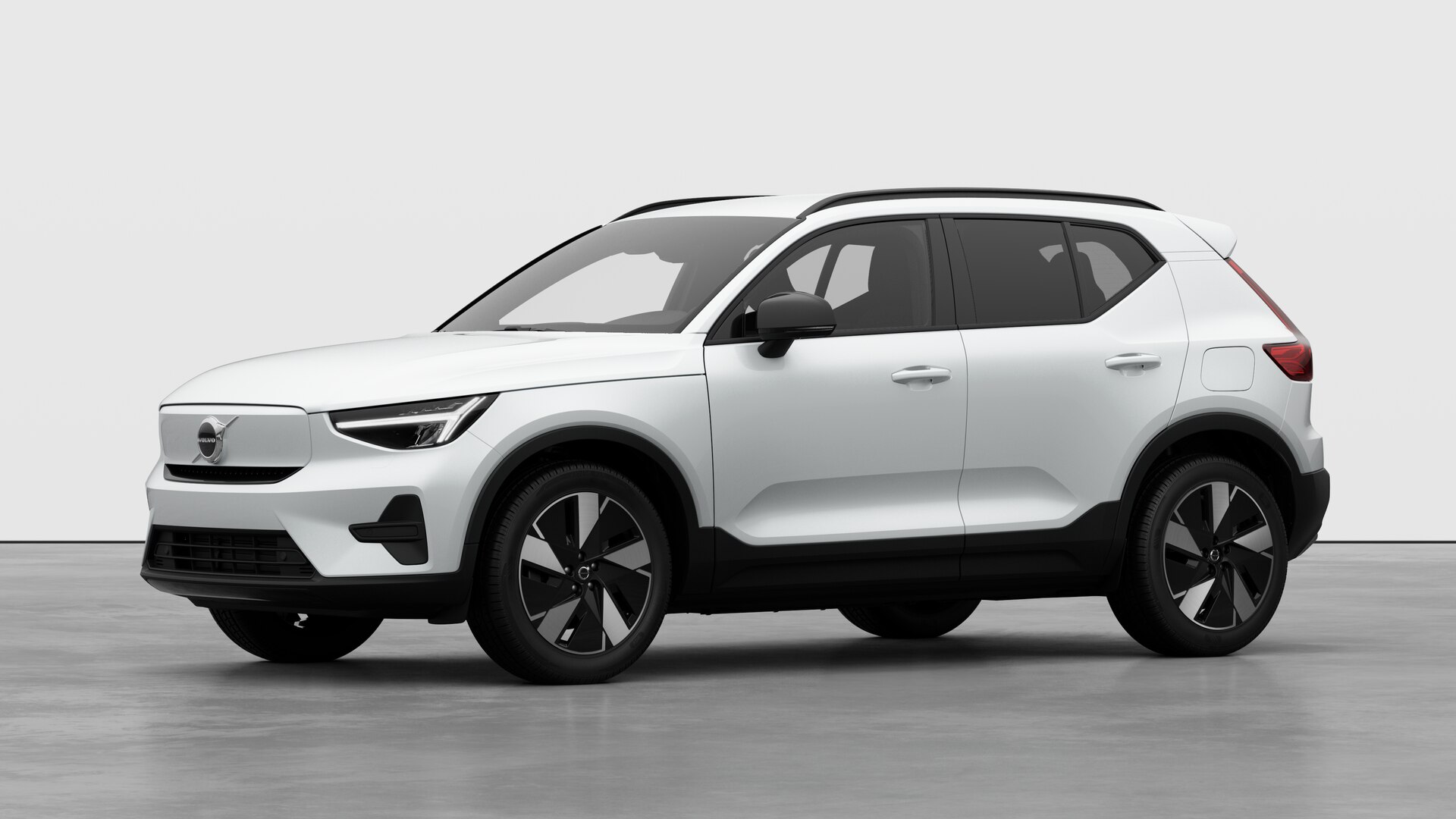 Extérieur d’une Volvo vue de trois quarts, arrière-plan uni d’un studio.