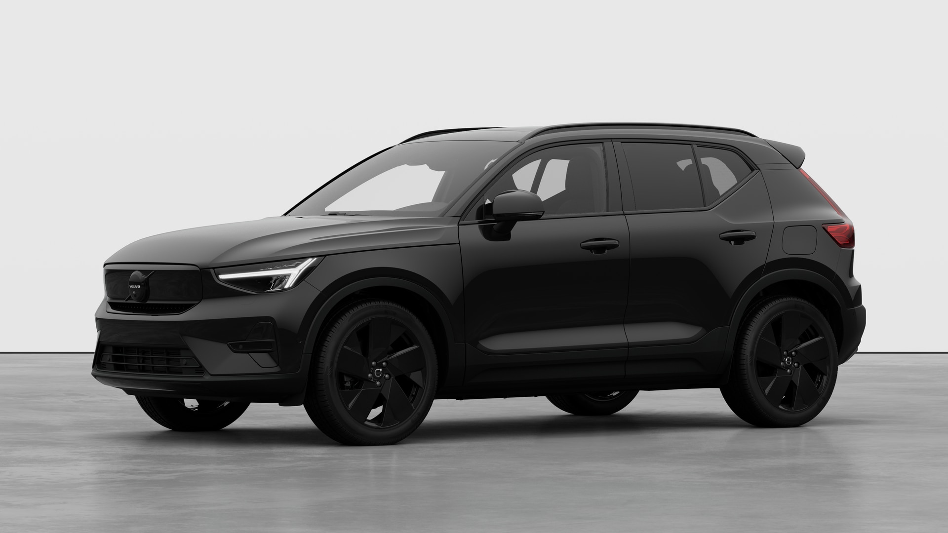 Extérieur d’une Volvo vue de trois quarts, arrière-plan uni d’un studio.