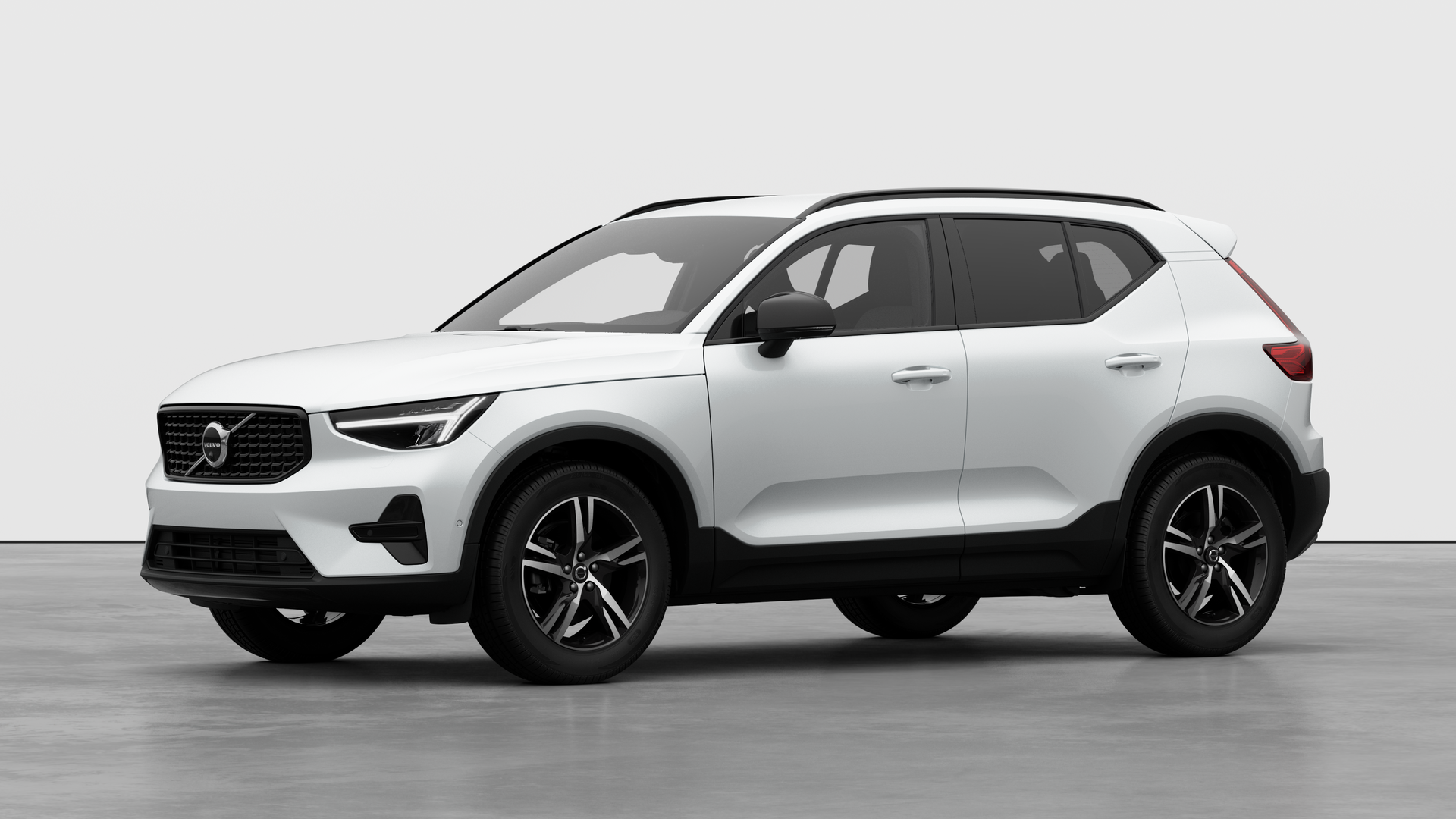Extérieur d’une Volvo vue de trois quarts, arrière-plan uni d’un studio.
