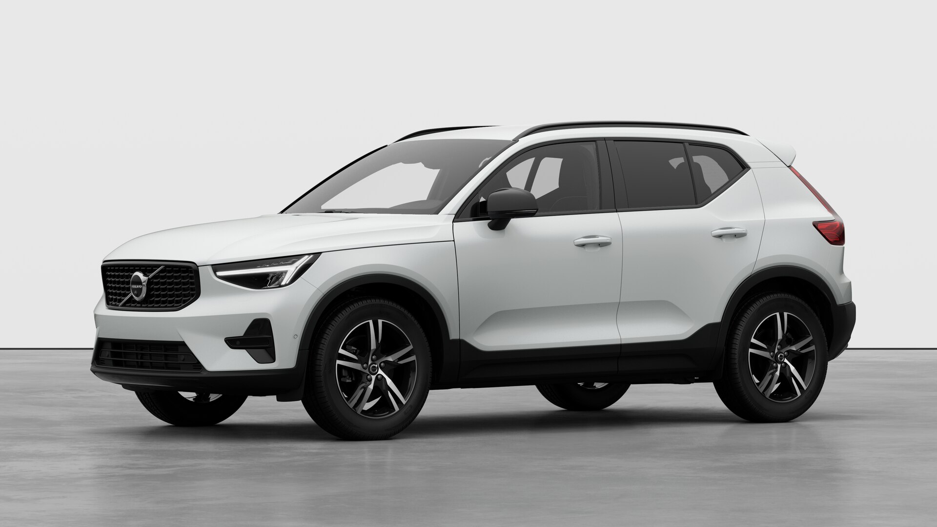 Extérieur d’une Volvo vue de trois quarts, arrière-plan uni d’un studio.