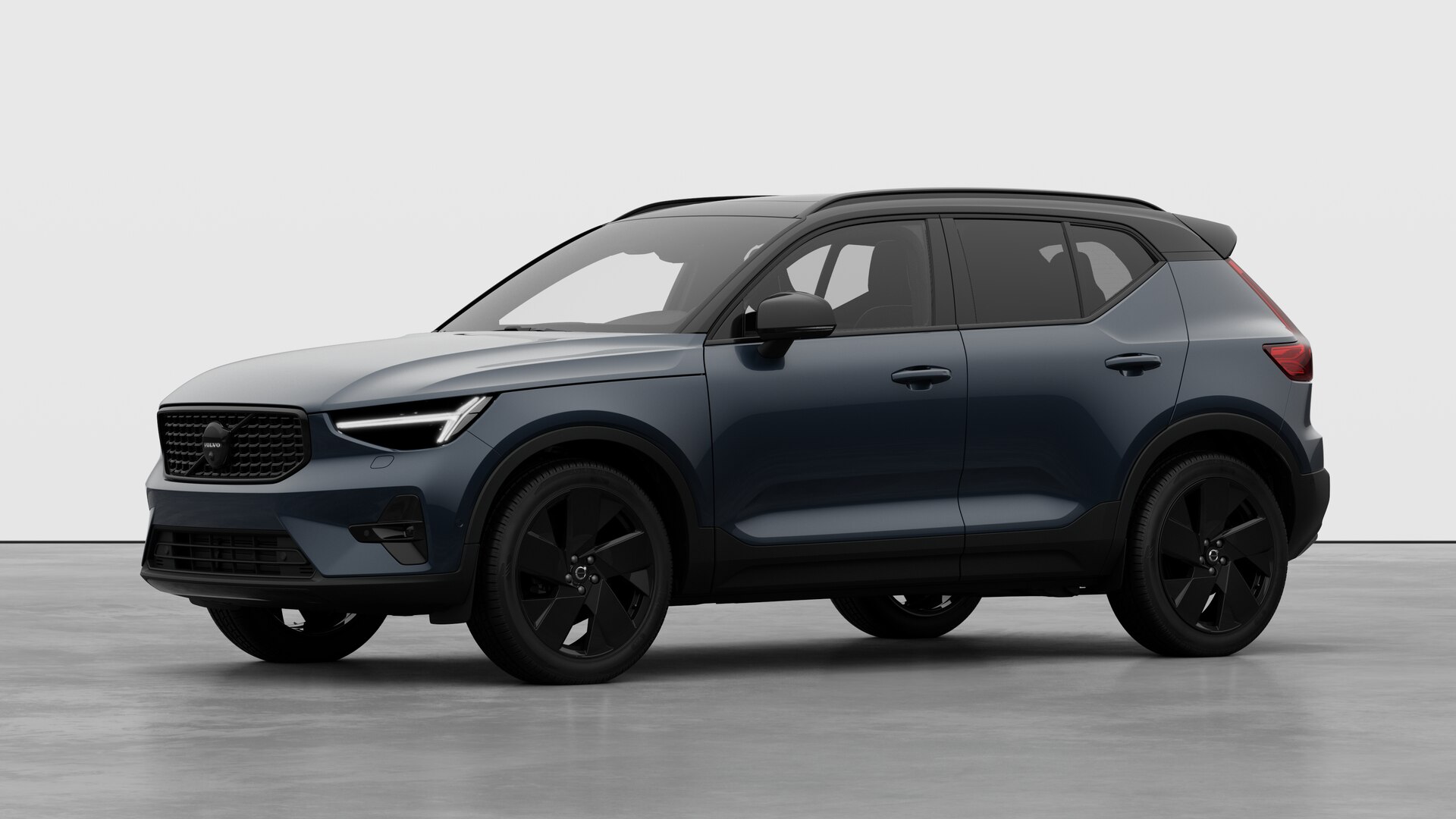 Extérieur d’une Volvo vue de trois quarts, arrière-plan uni d’un studio.