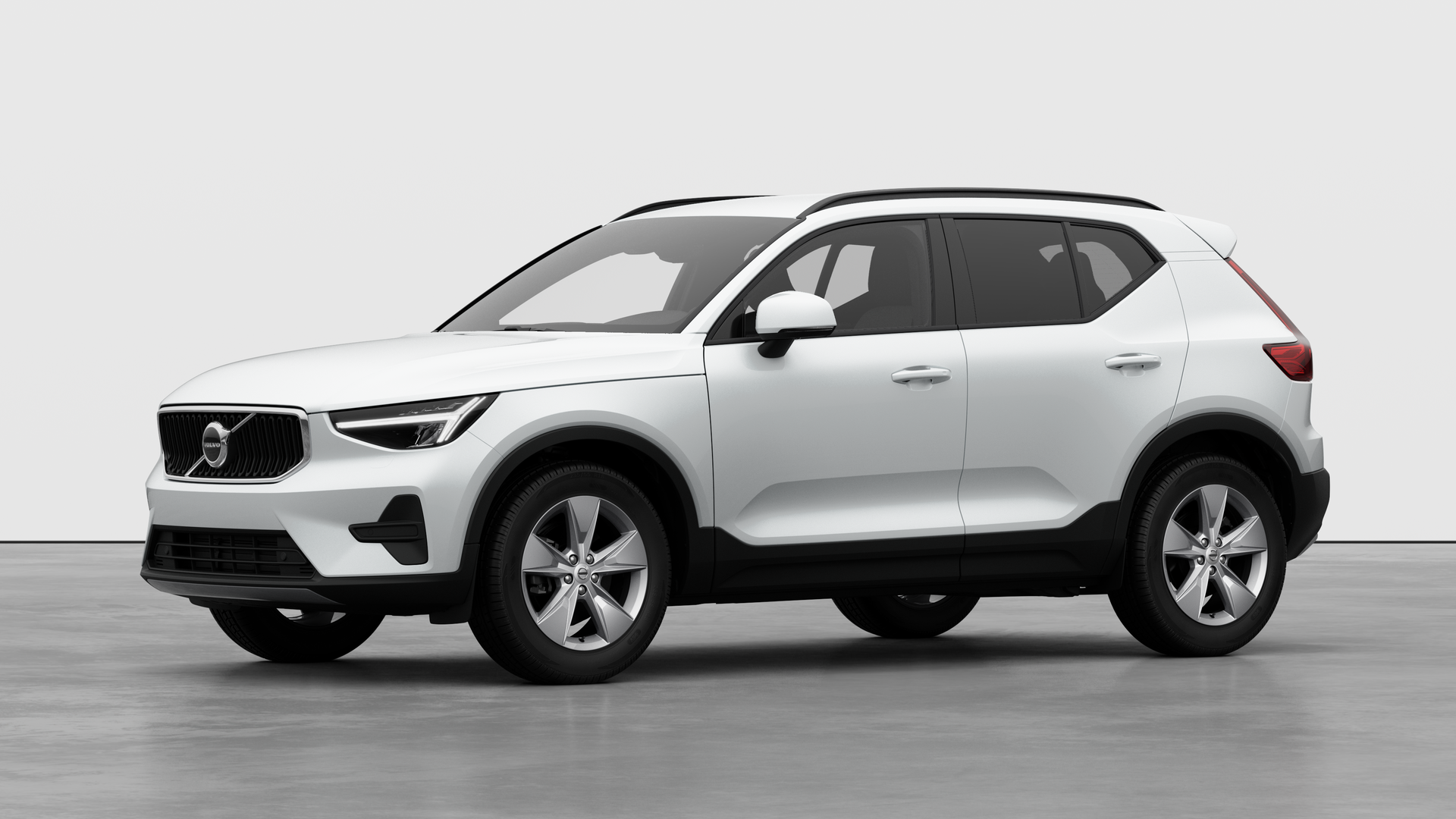 Extérieur d’une Volvo vue de trois quarts, arrière-plan uni d’un studio.