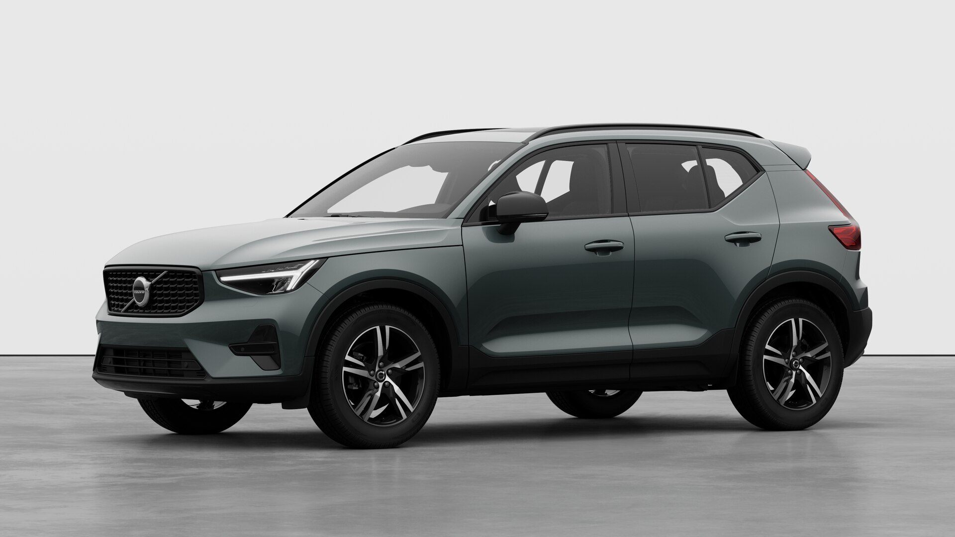 Extérieur d’une Volvo vue de trois quarts, arrière-plan uni d’un studio.