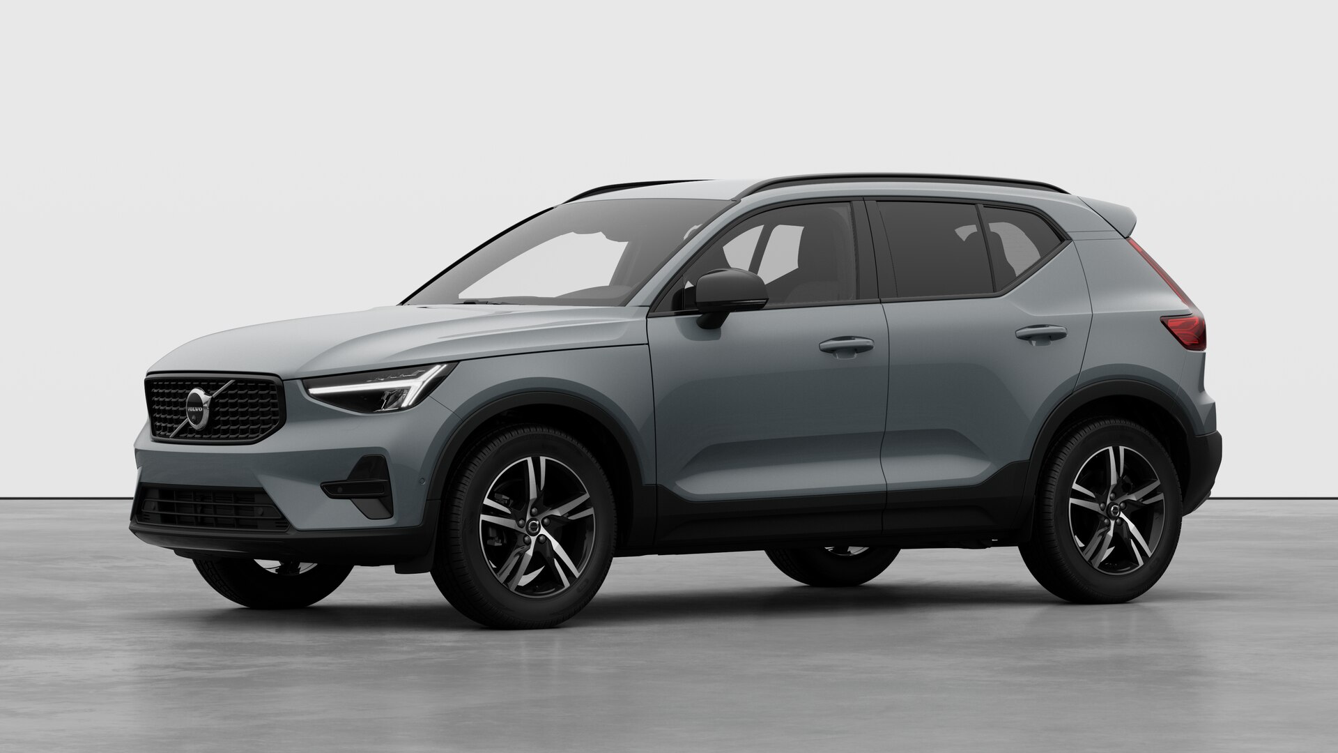 Extérieur d’une Volvo vue de trois quarts, arrière-plan uni d’un studio.