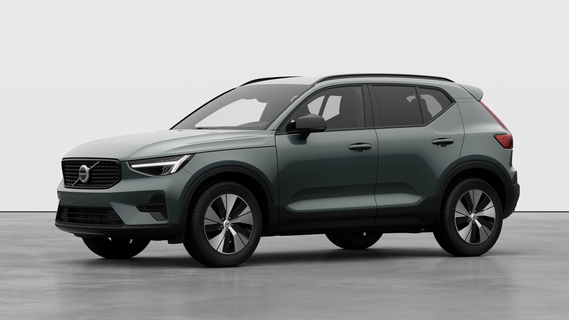 Extérieur d’une Volvo vue de trois quarts, arrière-plan uni d’un studio.