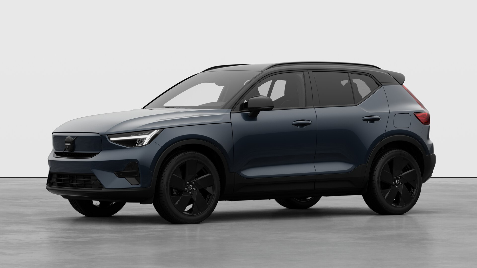 Extérieur d’une Volvo vue de trois quarts, arrière-plan uni d’un studio.