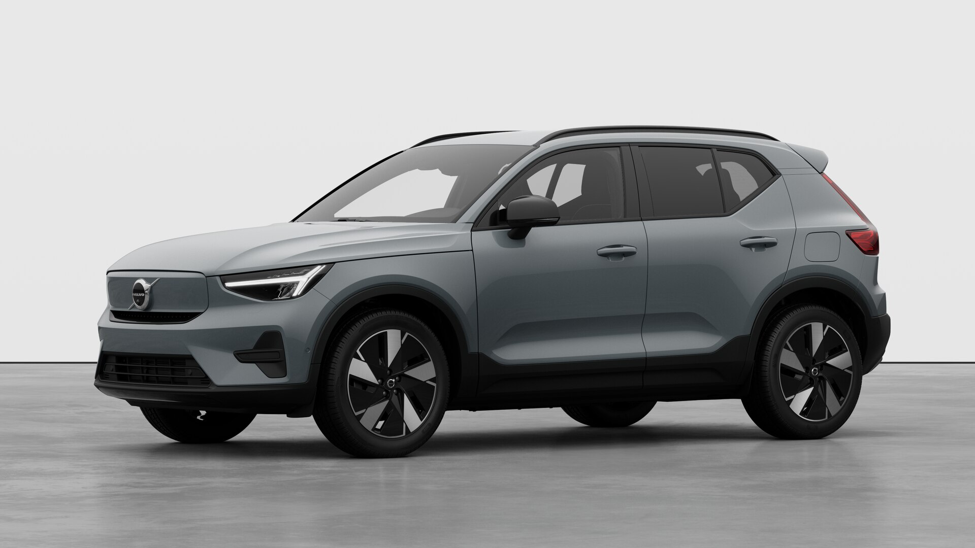 Extérieur d’une Volvo vue de trois quarts, arrière-plan uni d’un studio.