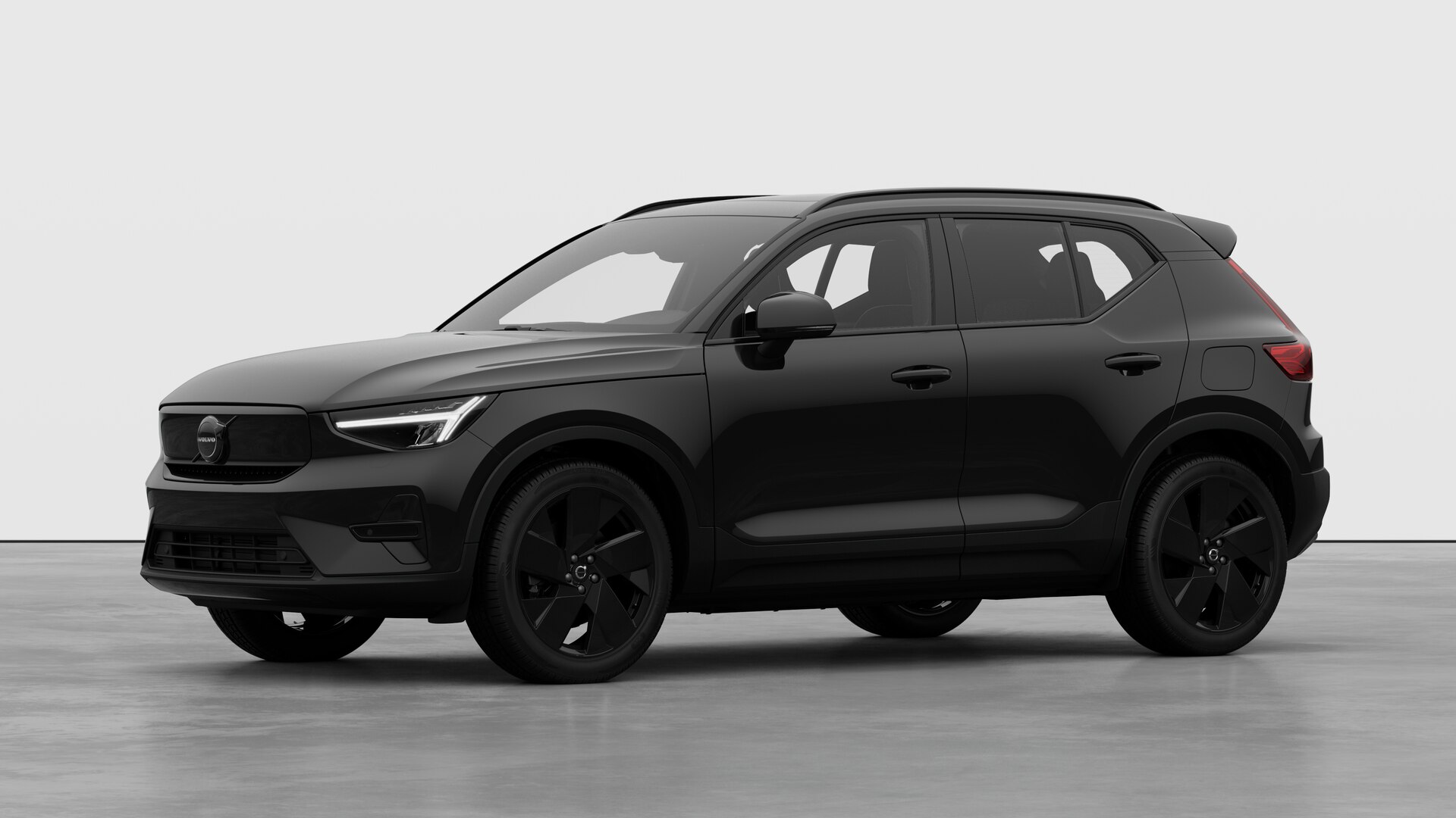 Extérieur d’une Volvo vue de trois quarts, arrière-plan uni d’un studio.