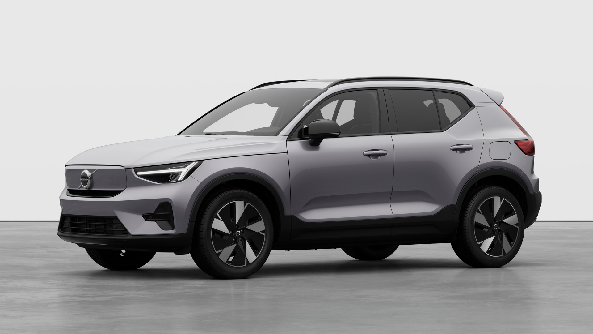 Extérieur d’une Volvo vue de trois quarts, arrière-plan uni d’un studio.
