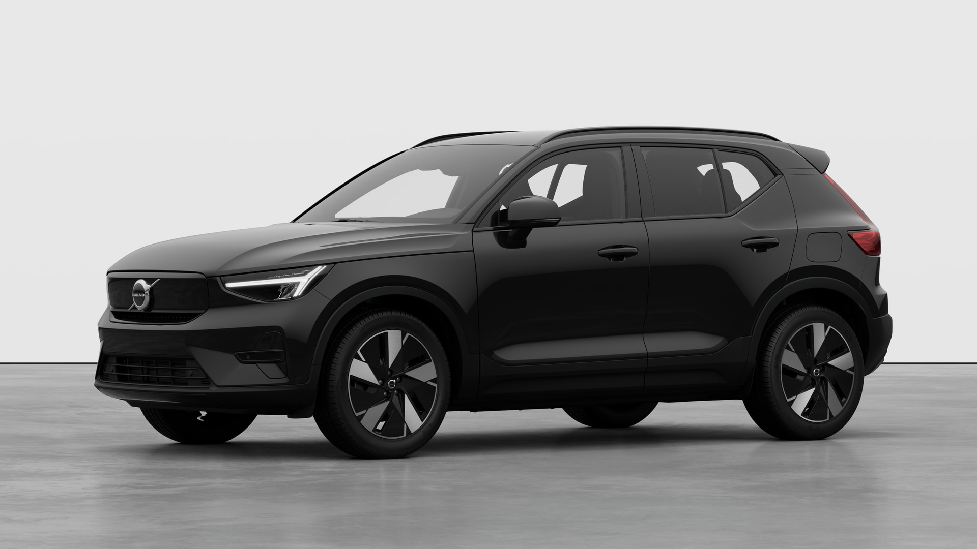 Extérieur d’une Volvo vue de trois quarts, arrière-plan uni d’un studio.