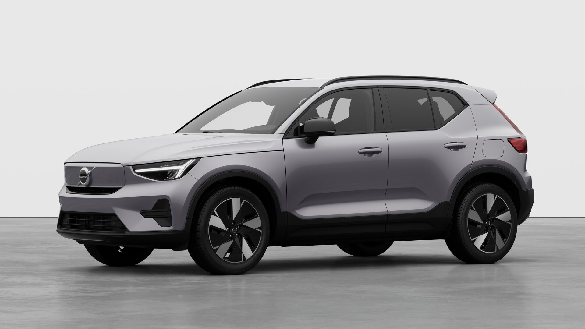 Extérieur d’une Volvo vue de trois quarts, arrière-plan uni d’un studio.