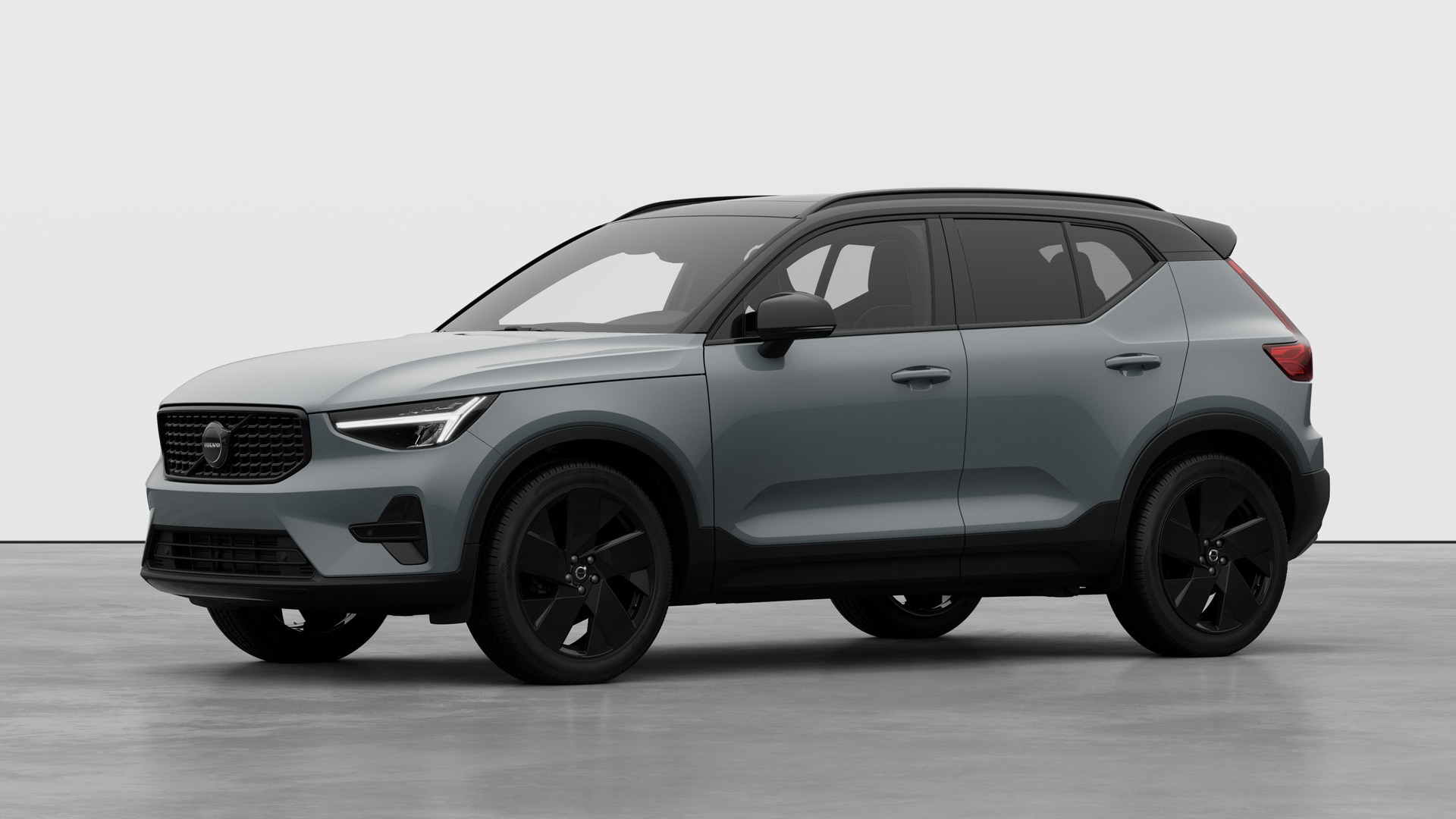 Extérieur d’une Volvo vue de trois quarts, arrière-plan uni d’un studio.