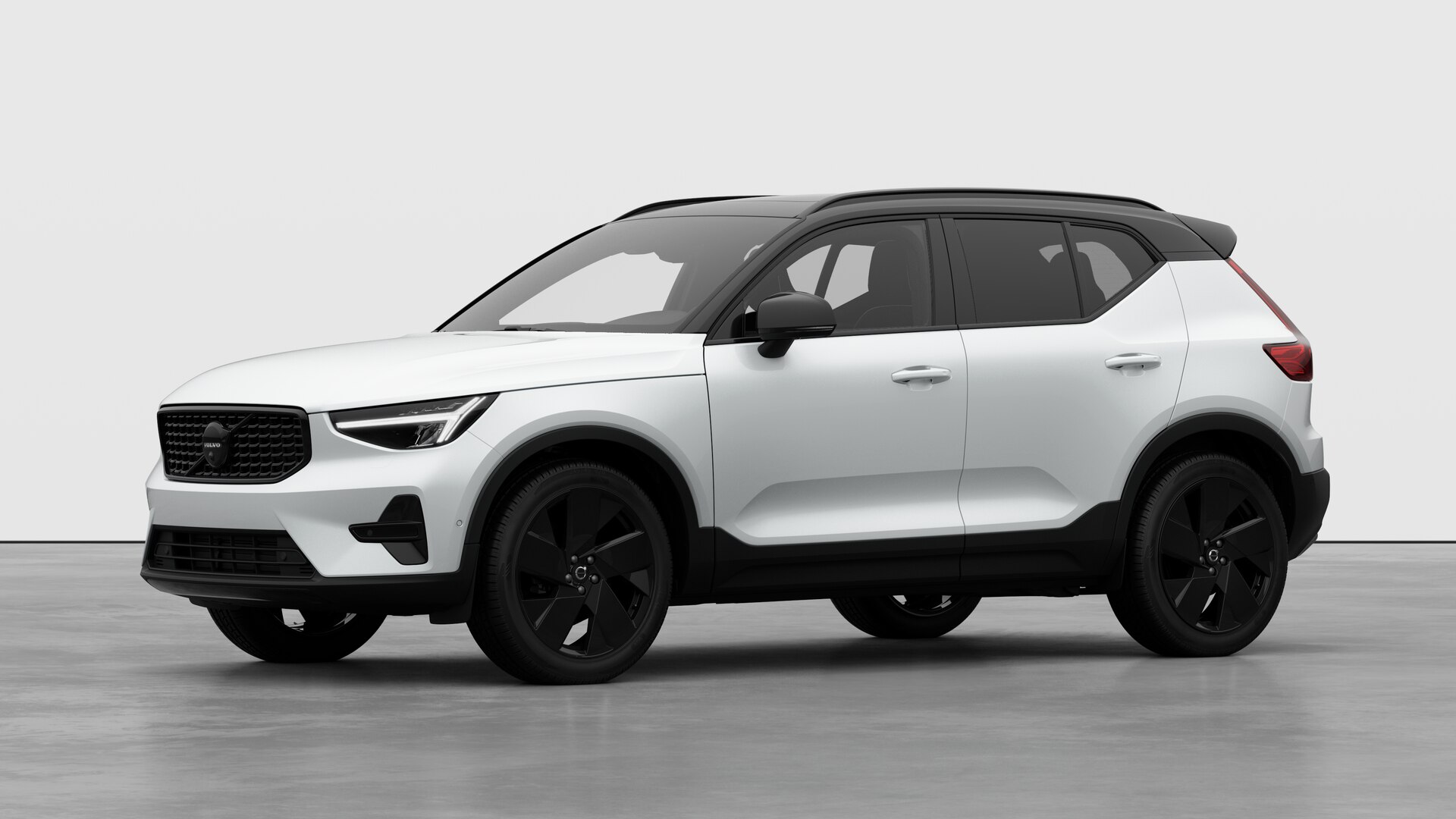 Extérieur d’une Volvo vue de trois quarts, arrière-plan uni d’un studio.