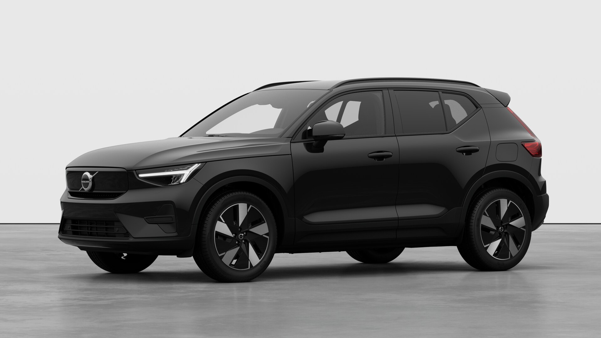Extérieur d’une Volvo vue de trois quarts, arrière-plan uni d’un studio.