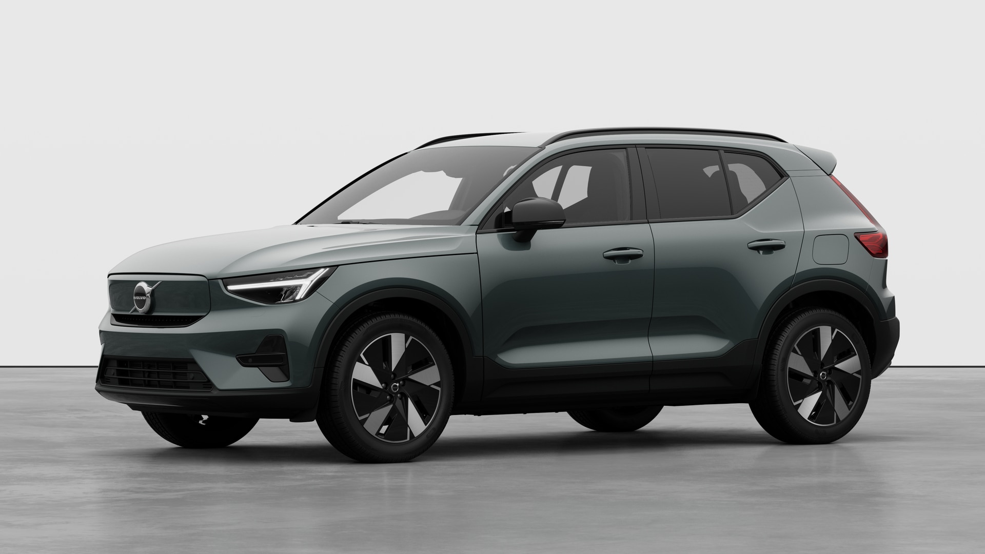 Extérieur d’une Volvo vue de trois quarts, arrière-plan uni d’un studio.
