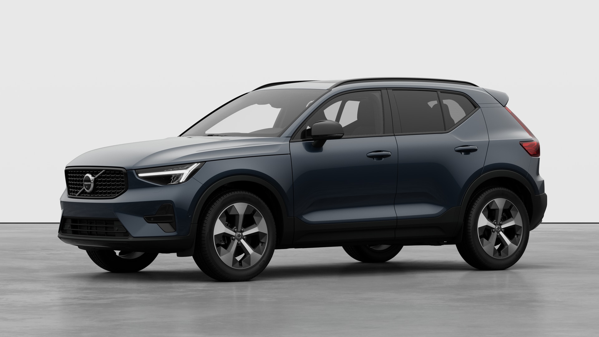 Extérieur d’une Volvo vue de trois quarts, arrière-plan uni d’un studio.