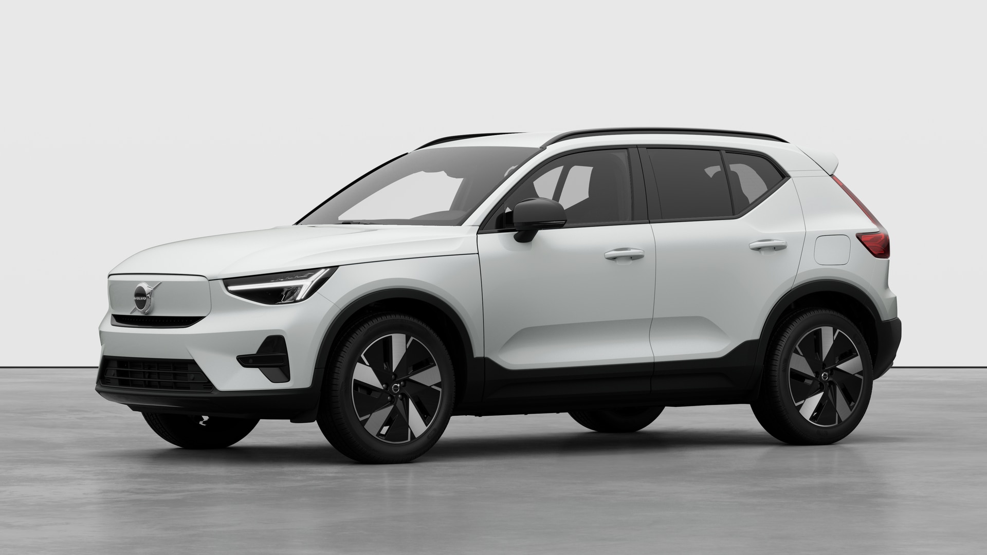 Extérieur d’une Volvo vue de trois quarts, arrière-plan uni d’un studio.