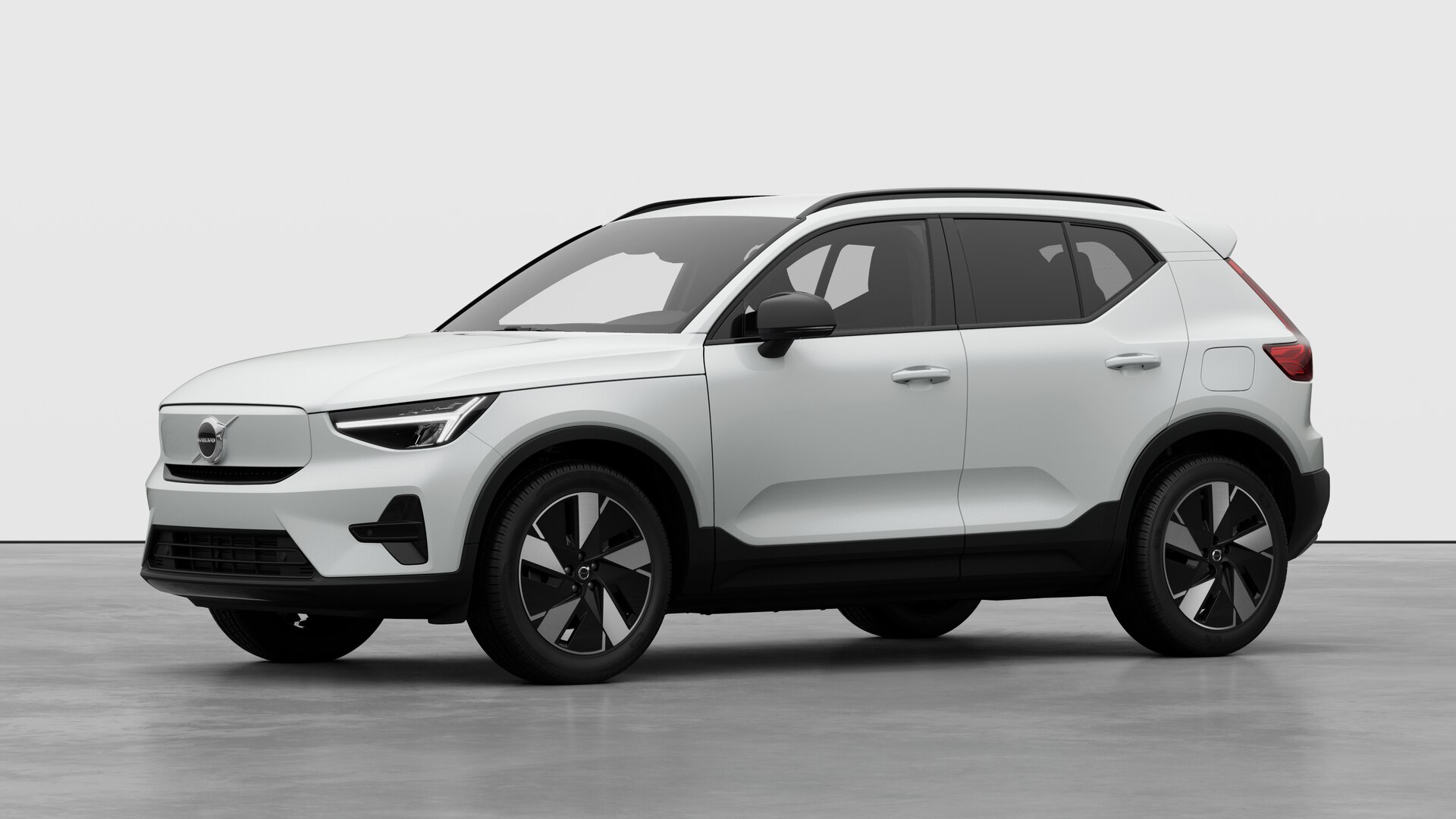 Extérieur d’une Volvo vue de trois quarts, arrière-plan uni d’un studio.