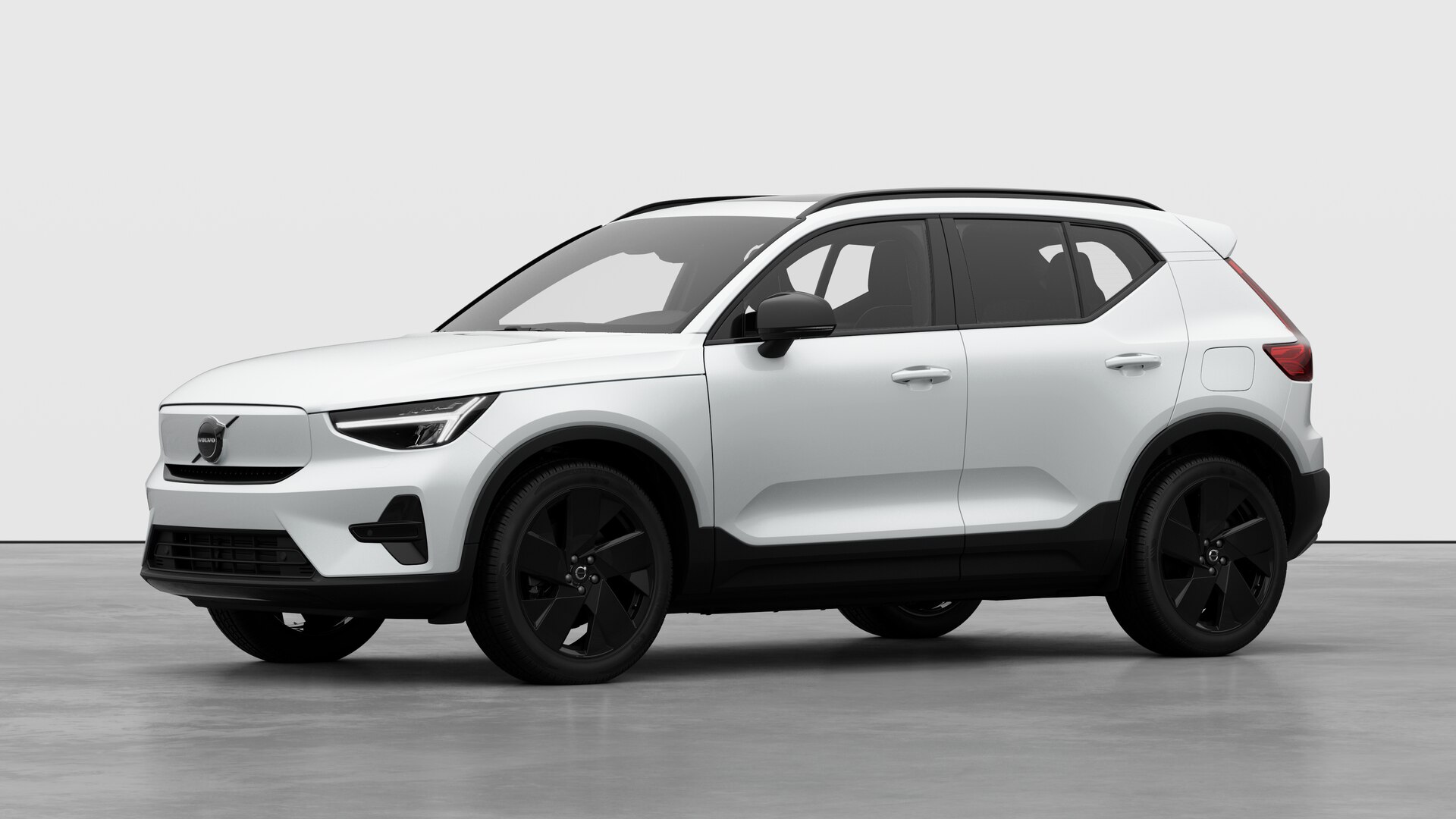 Extérieur d’une Volvo vue de trois quarts, arrière-plan uni d’un studio.