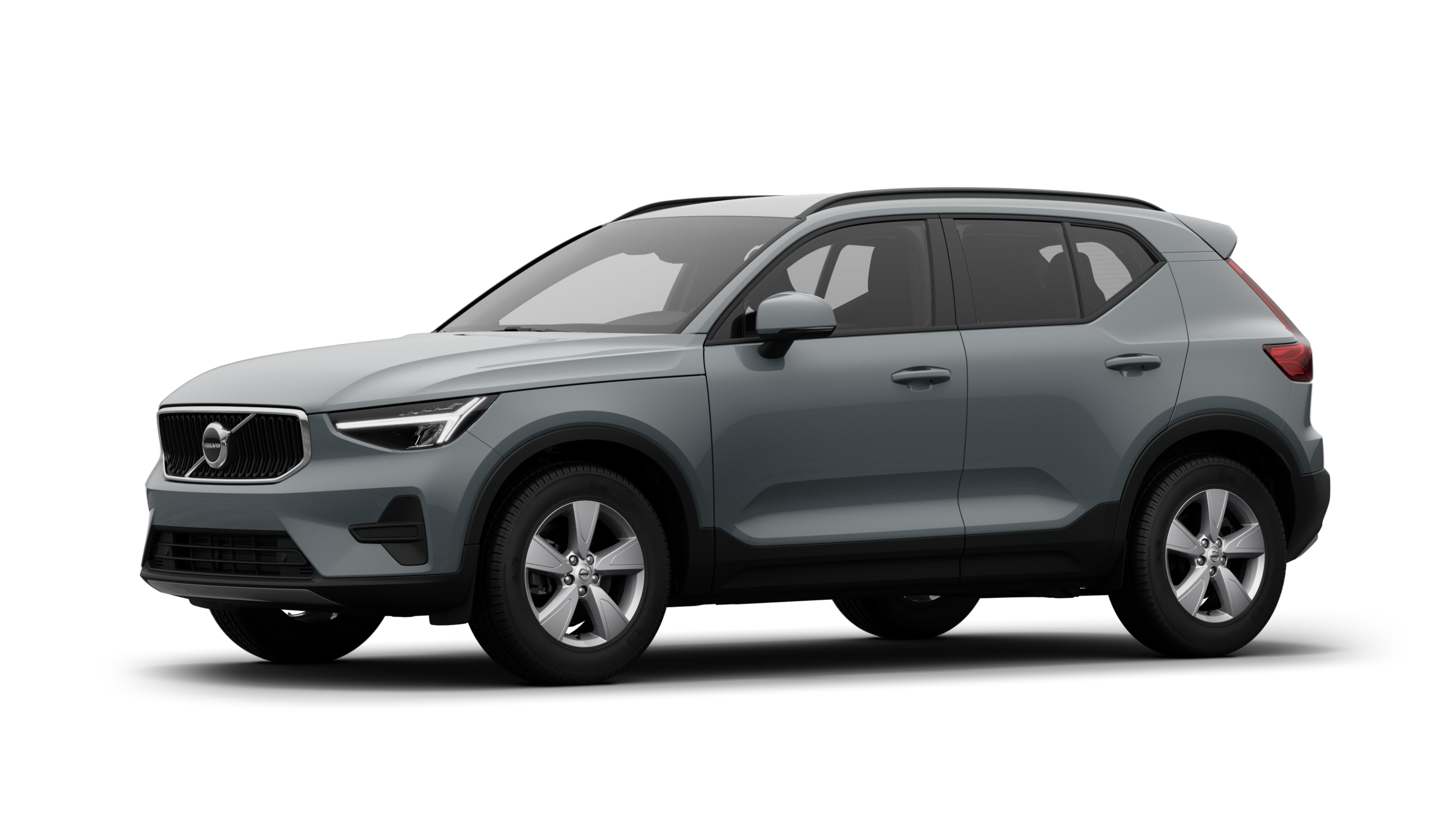 Extérieur d’une Volvo vue de trois quarts, fond de studio uni.