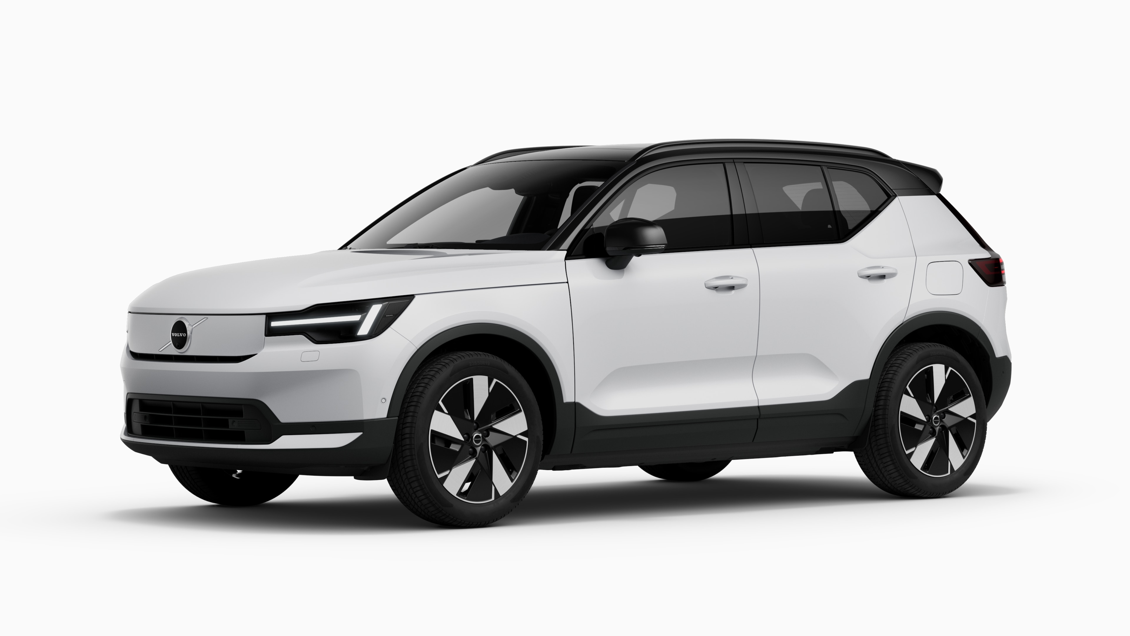 Volvo-eksteriør i trekvart visning, vanlig studiobakgrunn.