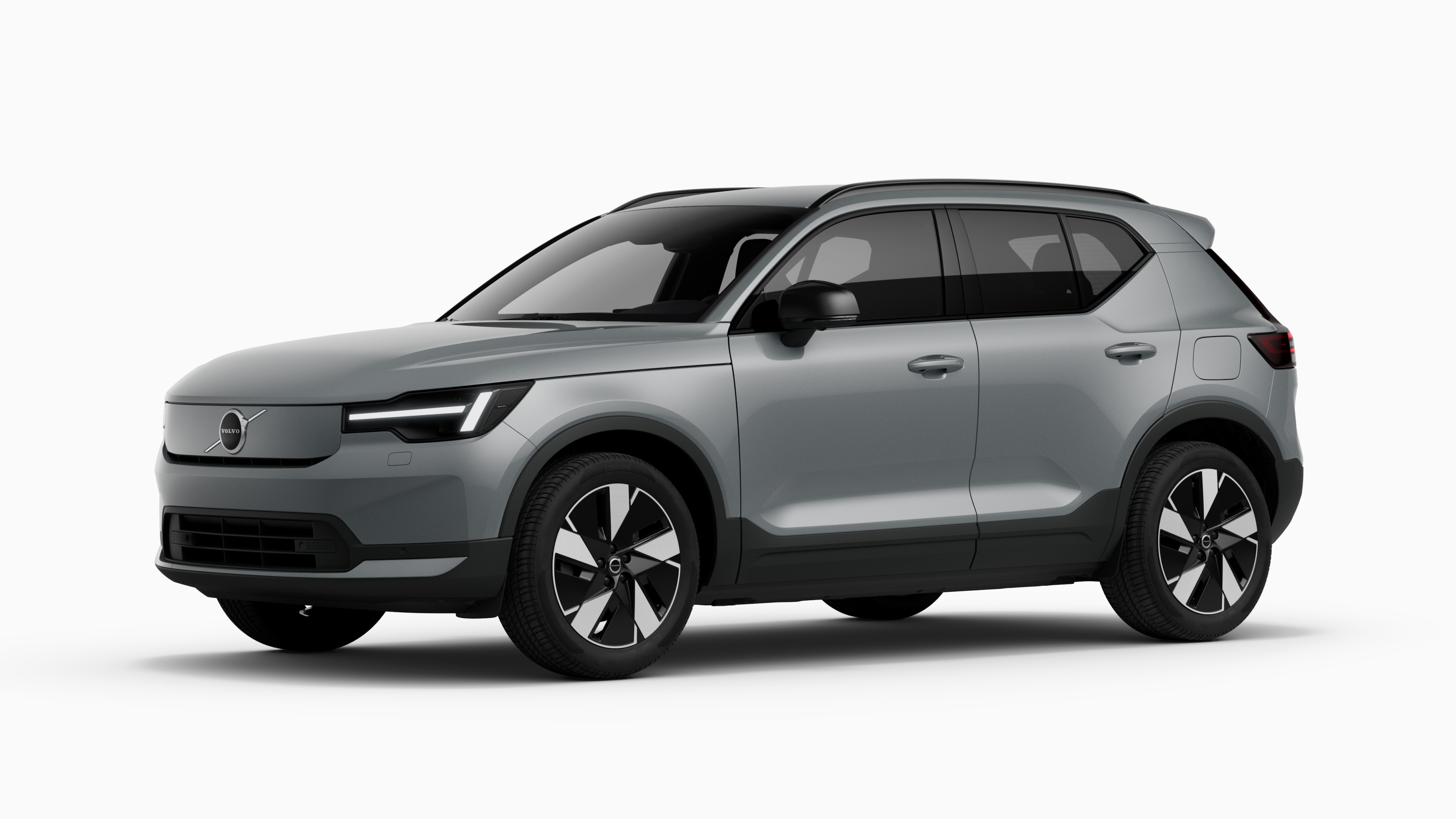 Esterno di un'auto Volvo in vista di tre quarti, sfondo in studio.