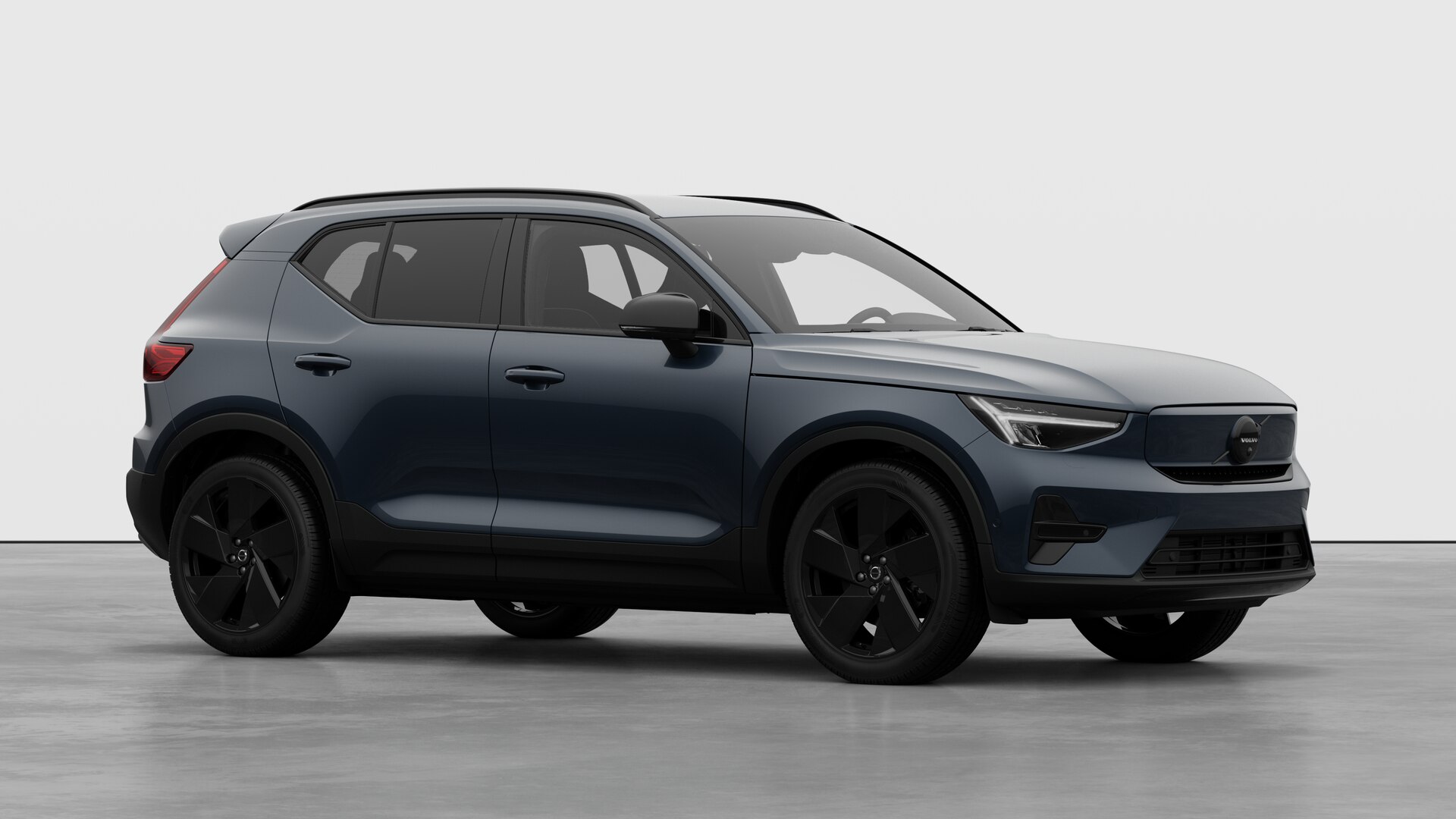 Extérieur d’une Volvo, vue de trois quarts sur un fond de studio uni.