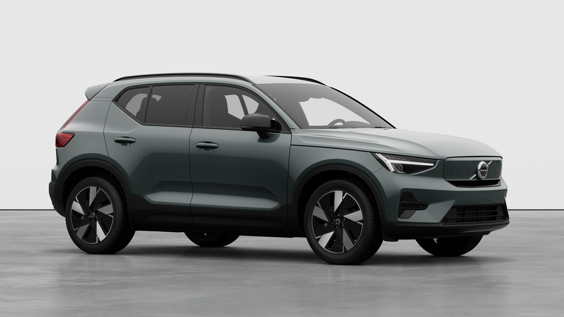Extérieur d’une Volvo, vue de trois quarts sur un fond de studio uni.