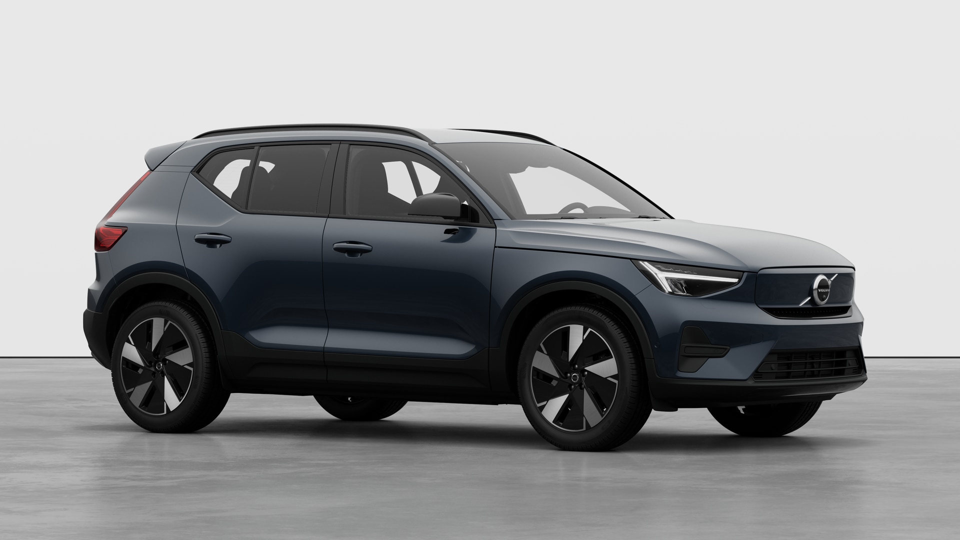 Extérieur d’une Volvo, vue de trois quarts sur un fond de studio uni.