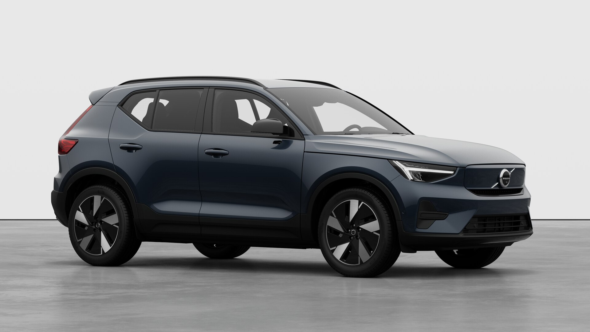 Extérieur d’une Volvo, vue de trois quarts sur un fond de studio uni.