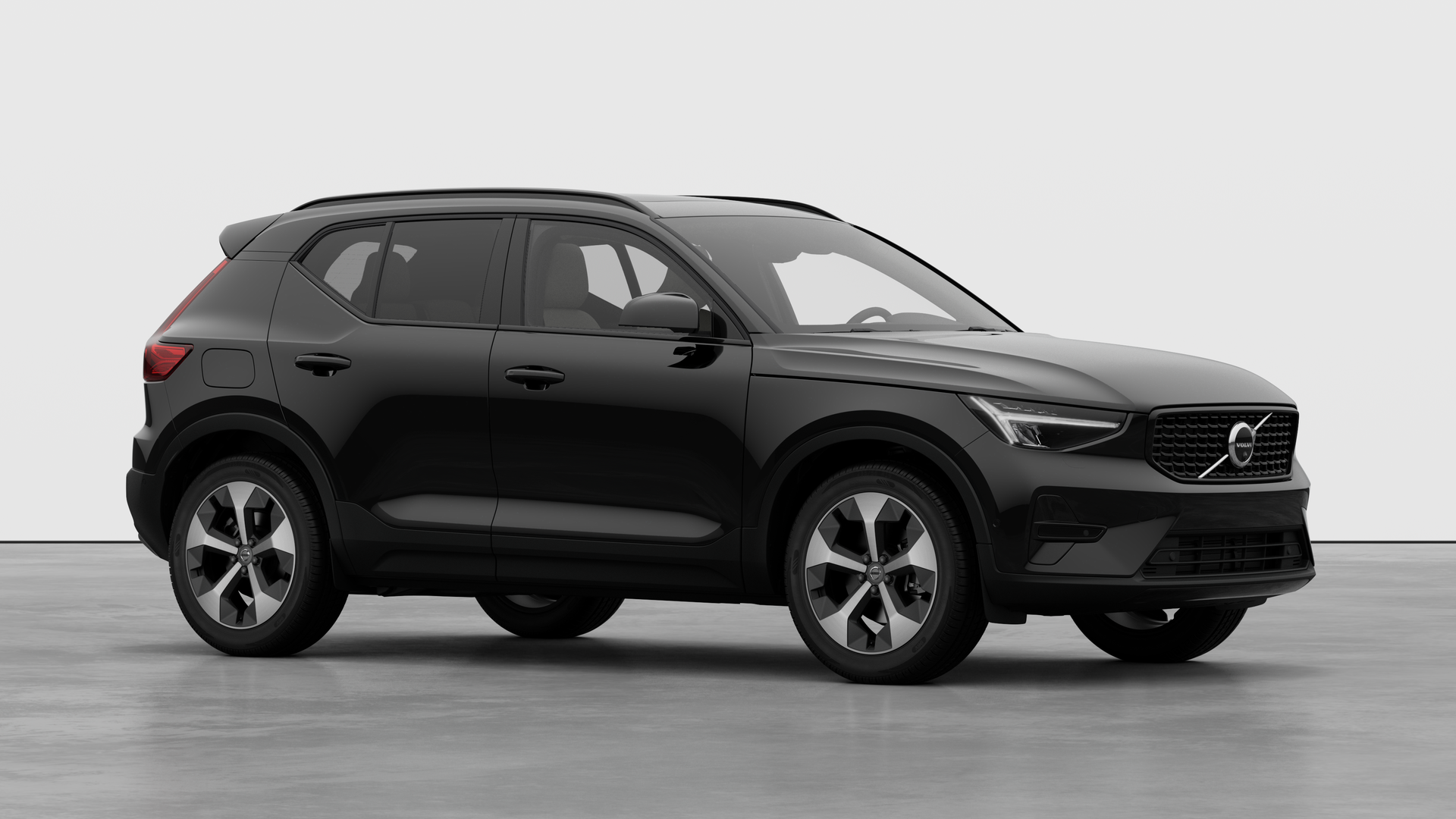 Extérieur d’une Volvo, vue de trois quarts sur un fond de studio uni.