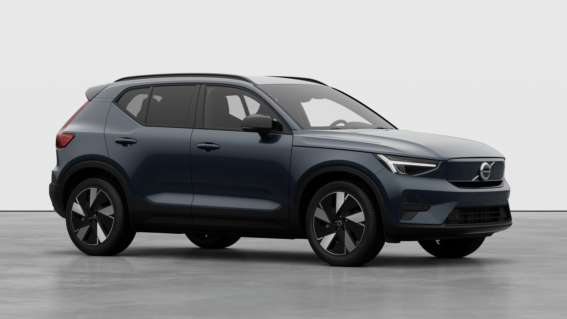 Extérieur d’une Volvo, vue de trois quarts sur un fond de studio uni.