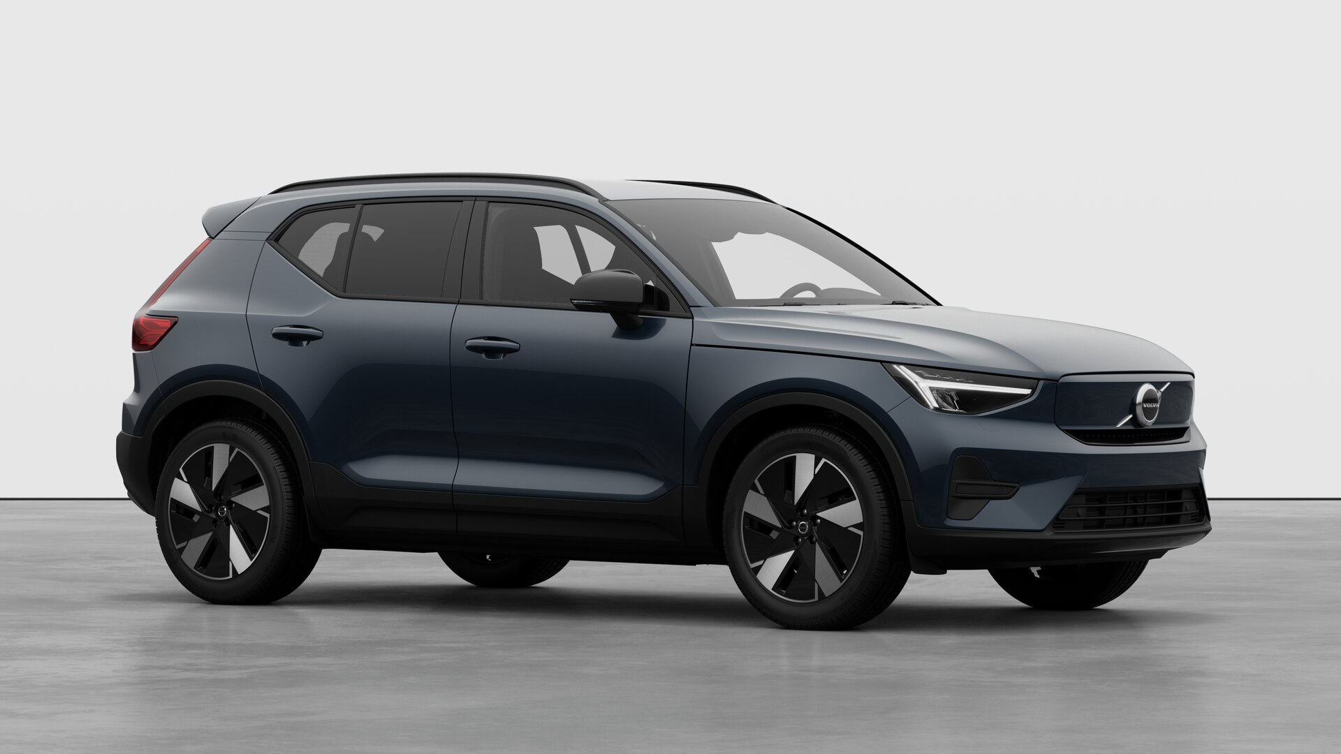 Extérieur d’une Volvo, vue de trois quarts sur un fond de studio uni.