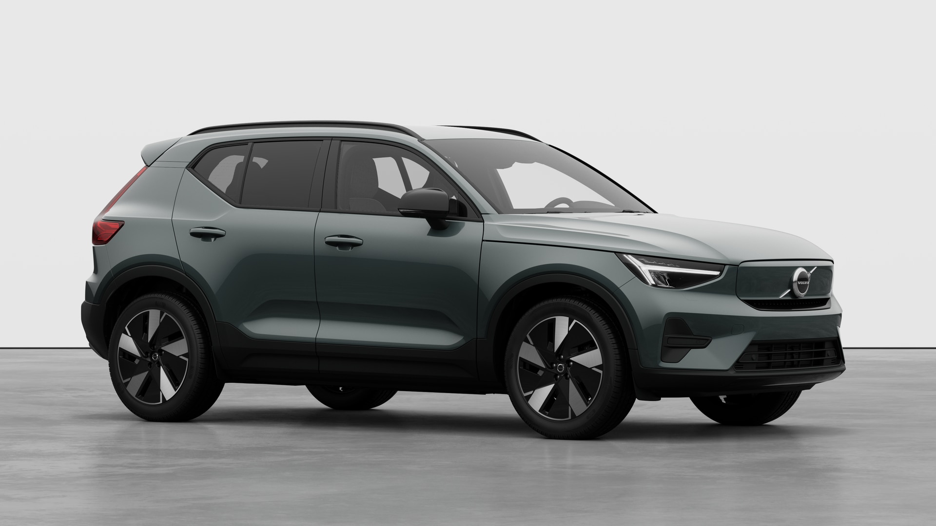 Extérieur d’une Volvo, vue de trois quarts sur un fond de studio uni.