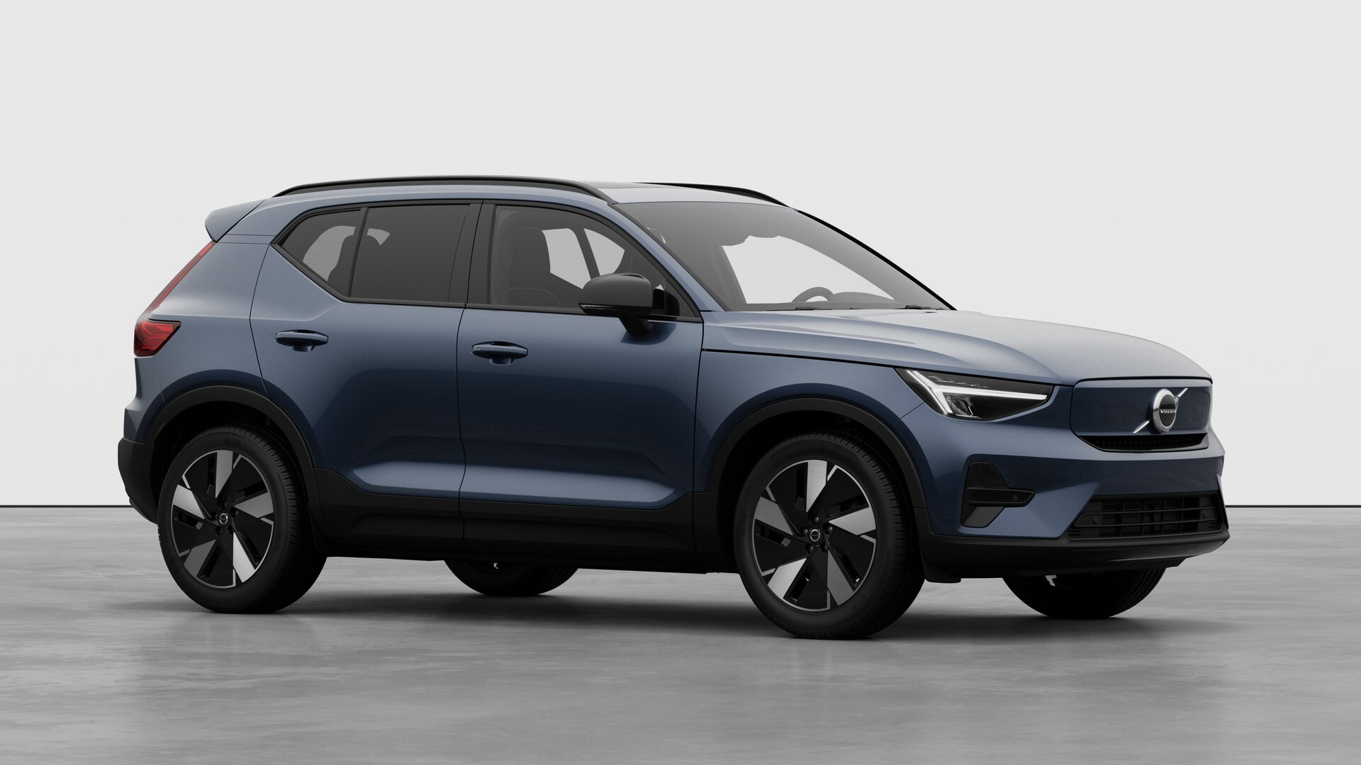 Extérieur d’une Volvo, vue de trois quarts sur un fond de studio uni.
