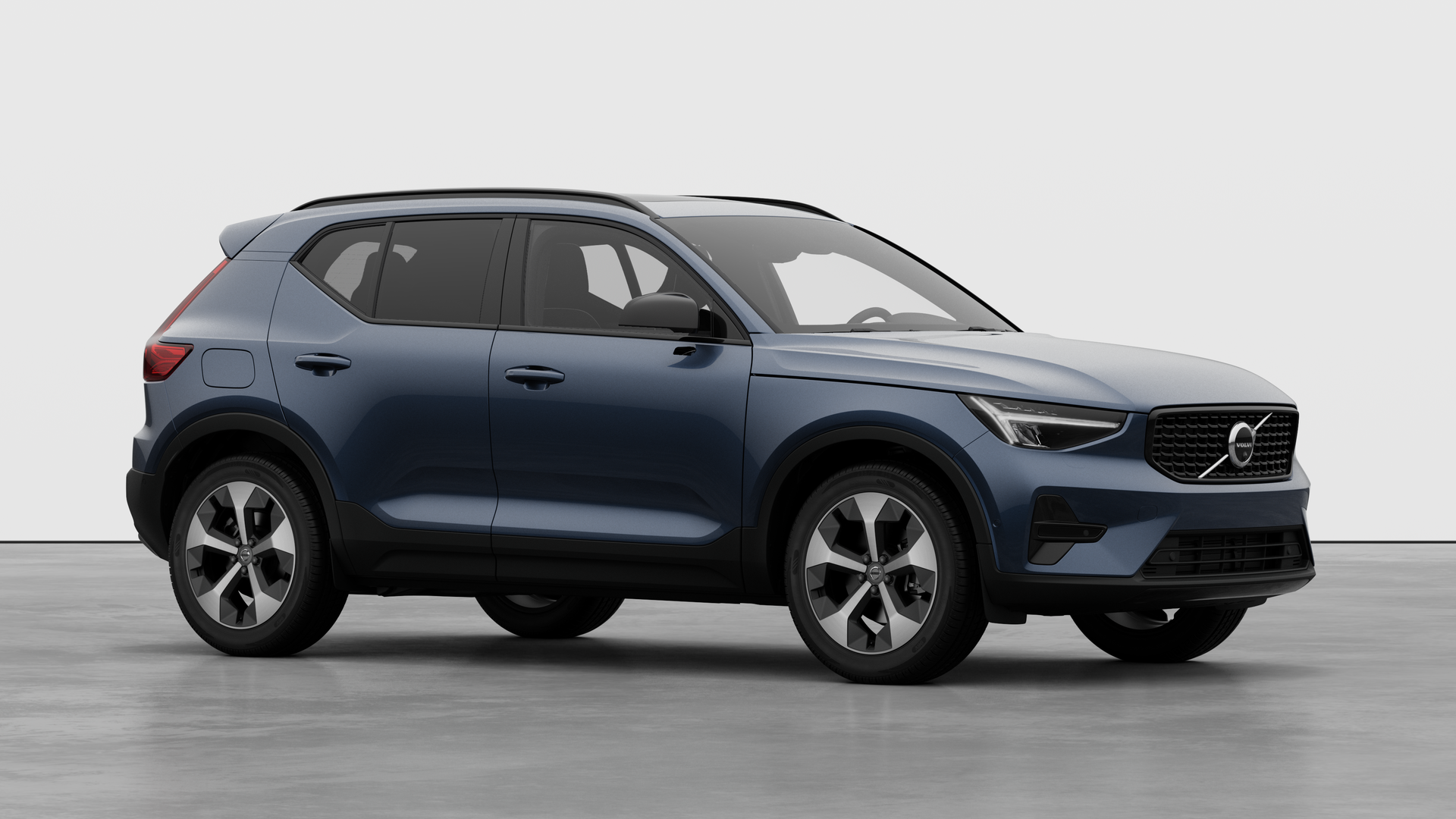Extérieur d’une Volvo, vue de trois quarts sur un fond de studio uni.