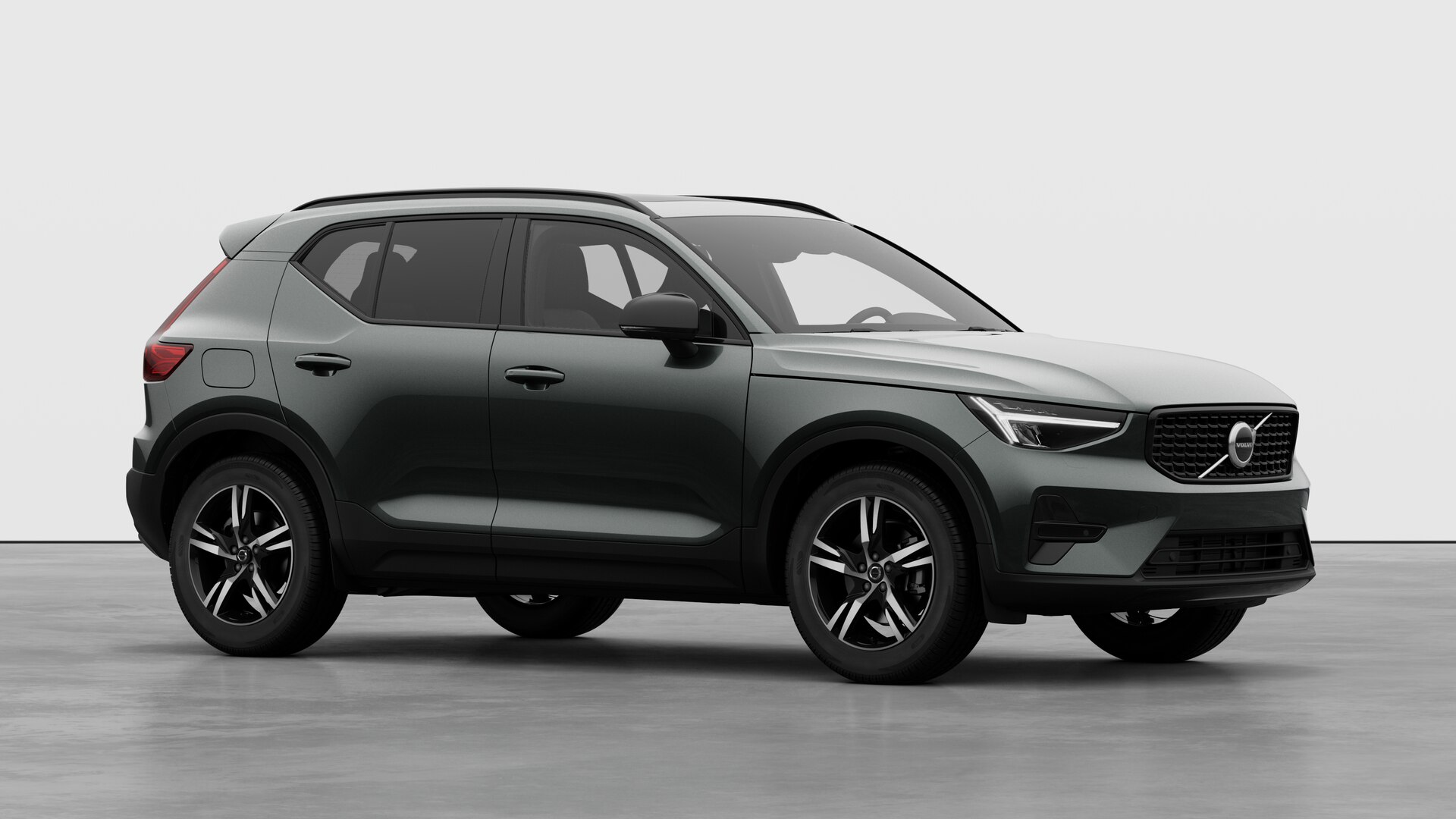 Extérieur d’une Volvo, vue de trois quarts sur un fond de studio uni.