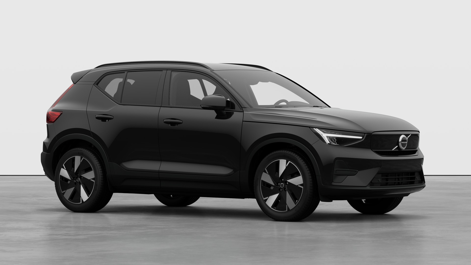 Extérieur d’une Volvo, vue de trois quarts sur un fond de studio uni.