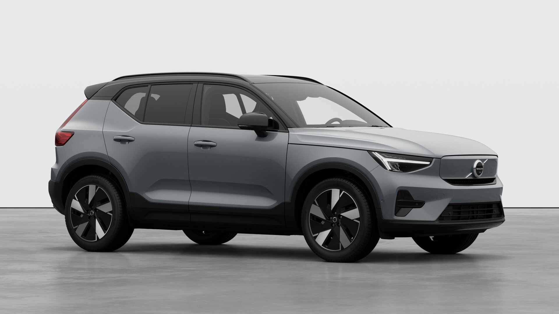 Extérieur d’une Volvo, vue de trois quarts sur un fond de studio uni.