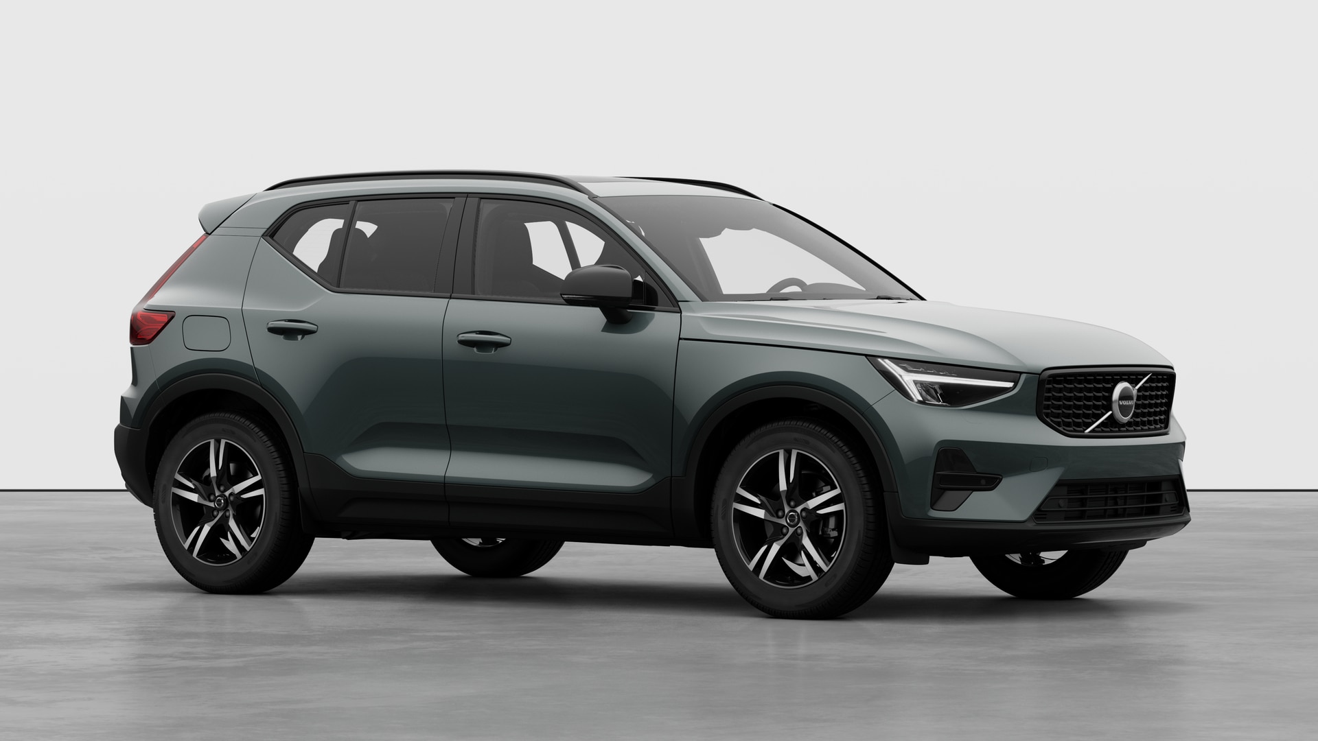Extérieur d’une Volvo, vue de trois quarts sur un fond de studio uni.