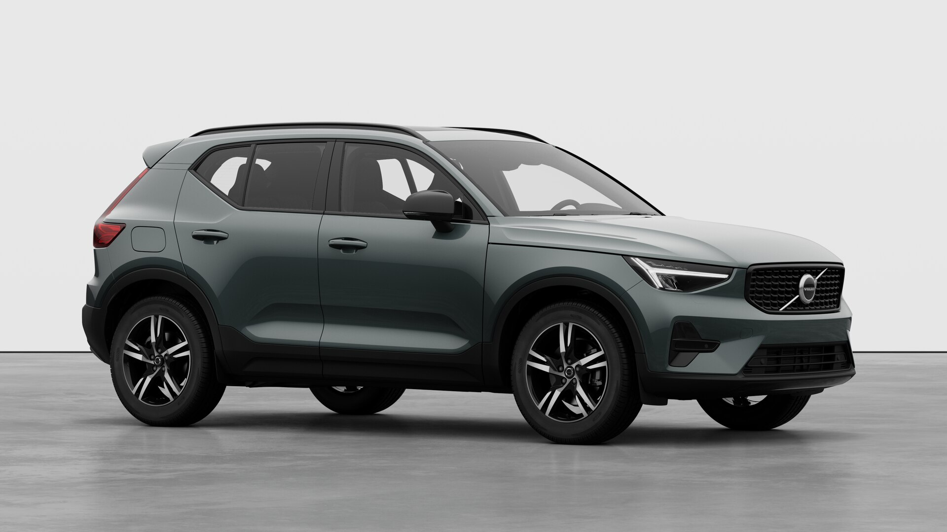 Extérieur d’une Volvo, vue de trois quarts sur un fond de studio uni.