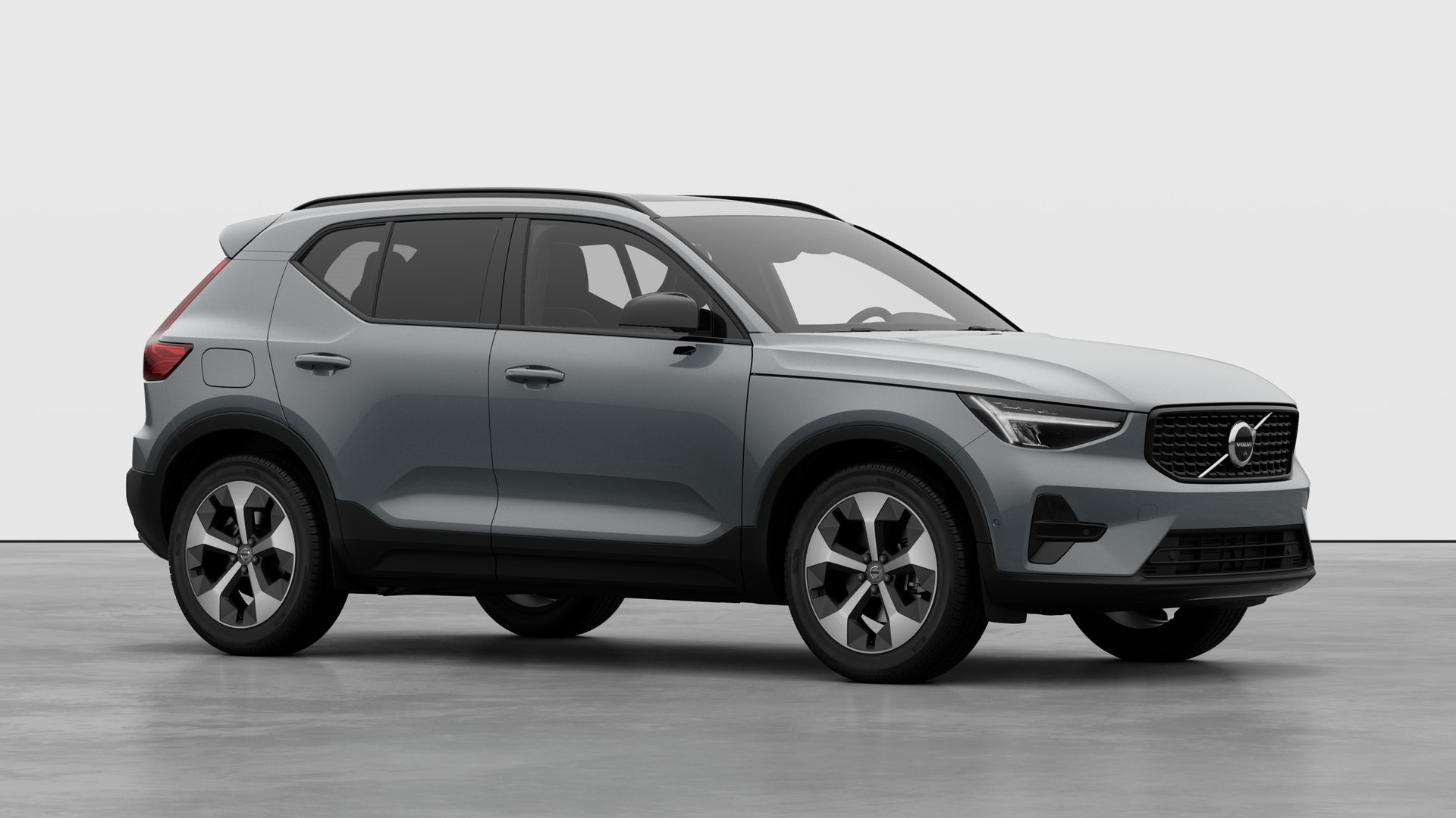 Extérieur d’une Volvo, vue de trois quarts sur un fond de studio uni.